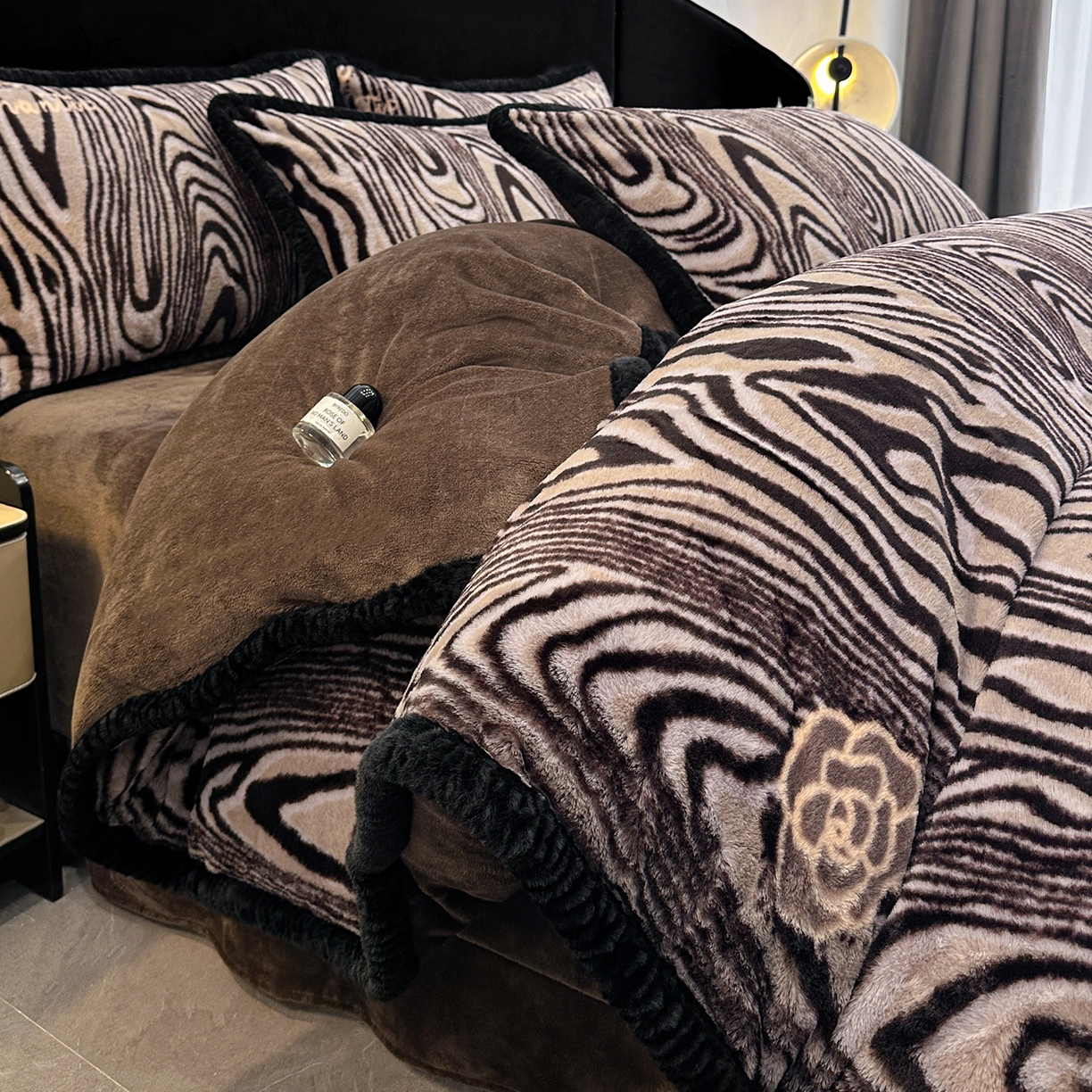 91家纺网 家纺一手货源 找家纺 民新家纺 2025新款兔毛绒包边款四件套 斑马纹-咖