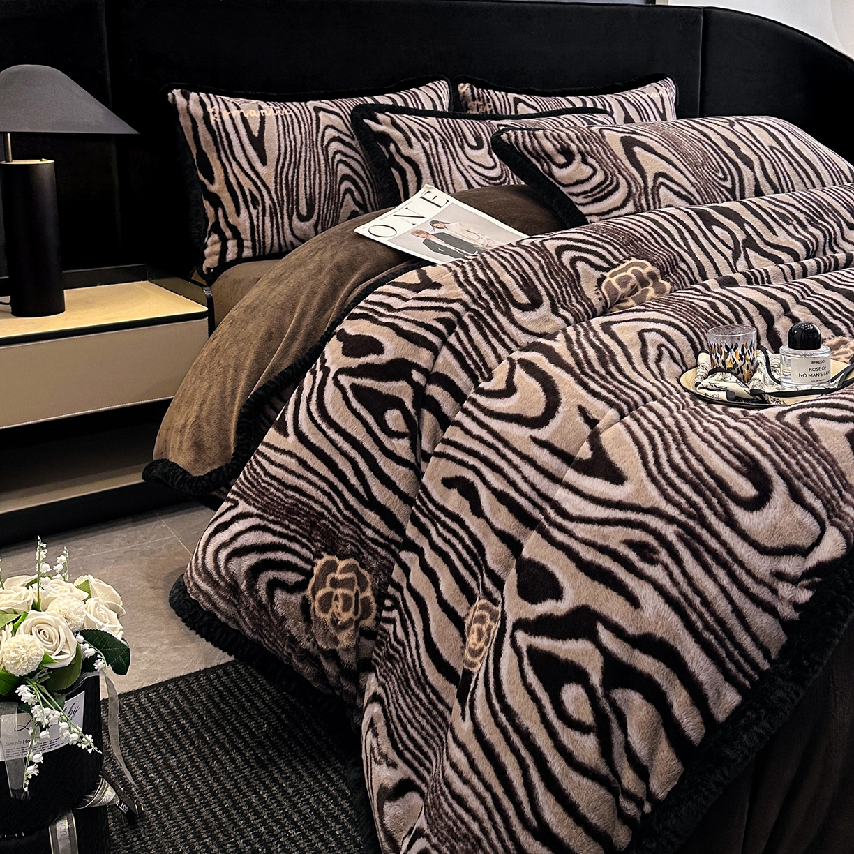 91家纺网 家纺一手货源 找家纺 民新家纺 2025新款兔毛绒包边款四件套 斑马纹-咖