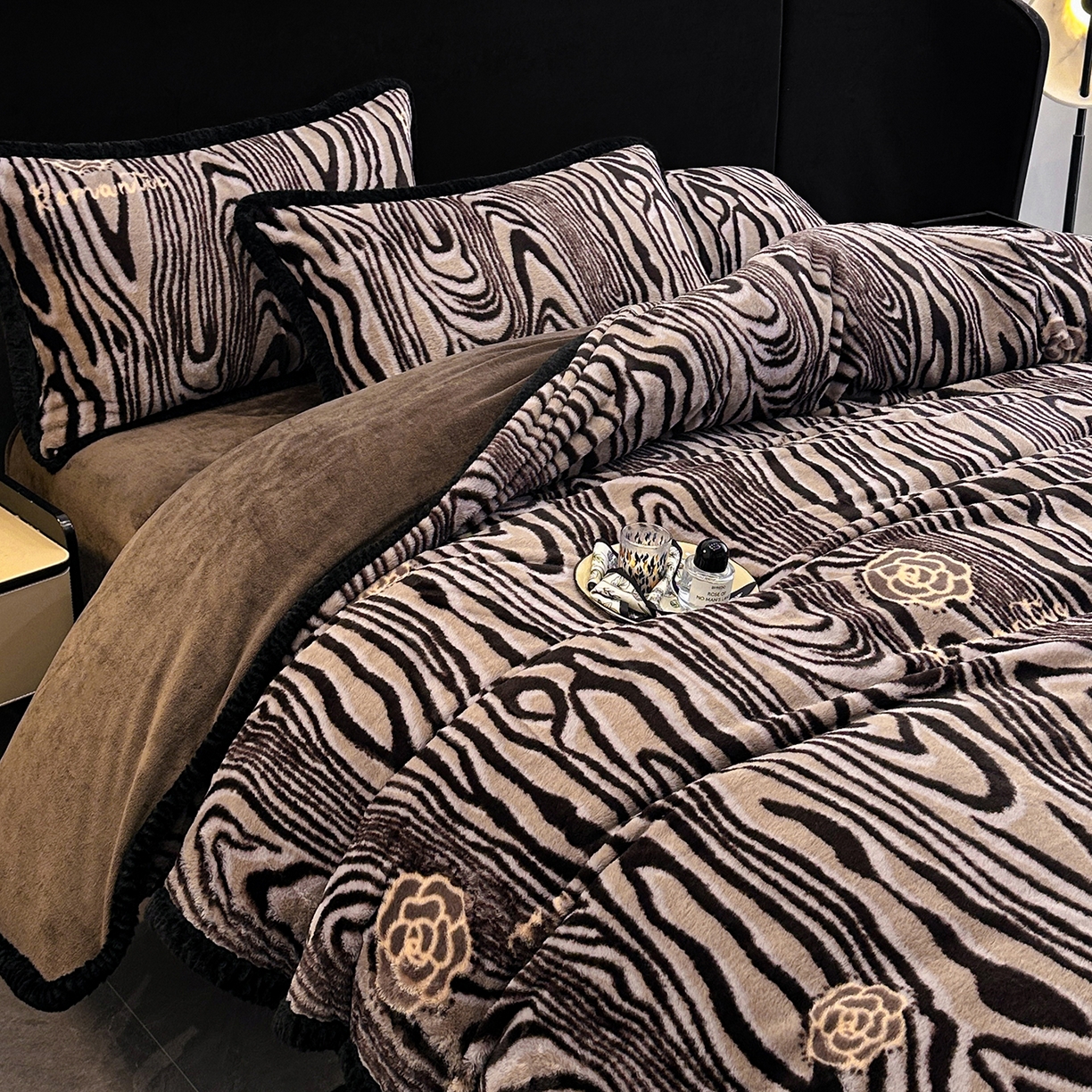 91家纺网 家纺一手货源 找家纺 民新家纺 2025新款兔毛绒包边款四件套 斑马纹-咖