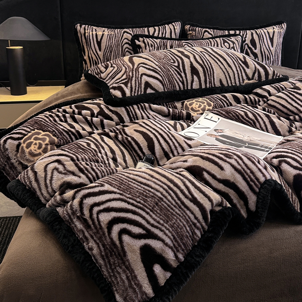 91家纺网 家纺一手货源 找家纺 民新家纺 2025新款兔毛绒包边款四件套 斑马纹-咖
