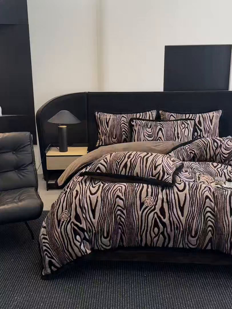91家纺网 家纺一手货源 找家纺 民新家纺 2025新款兔毛绒包边款四件套 斑马纹-咖