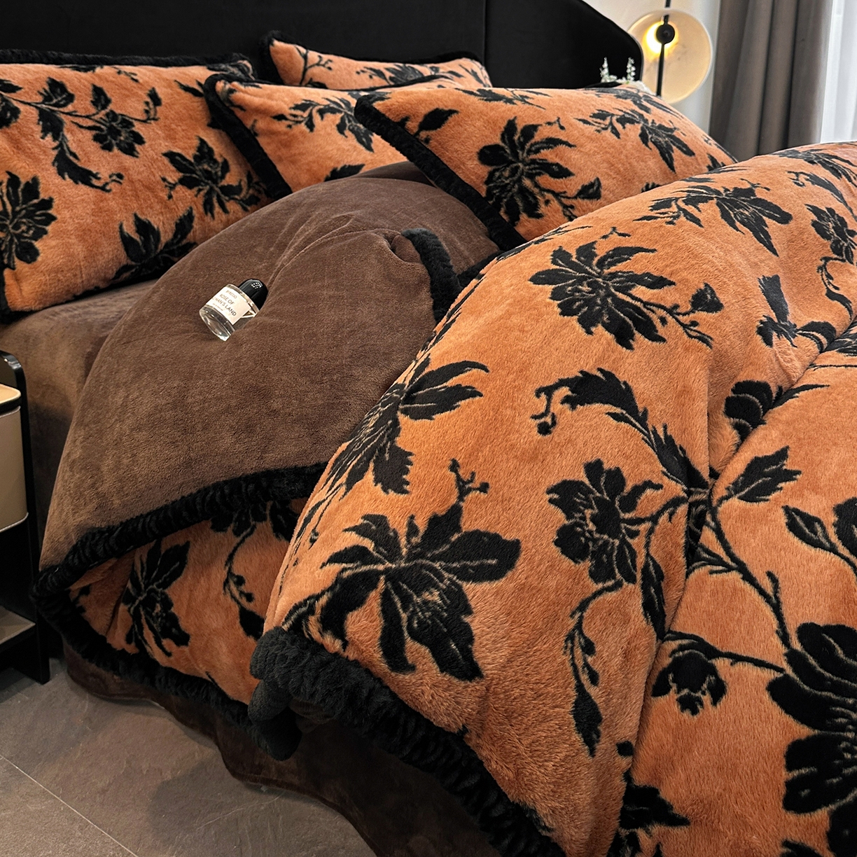 91家纺网 家纺一手货源 找家纺 民新家纺 2025新款兔毛绒包边款四件套 国色天香