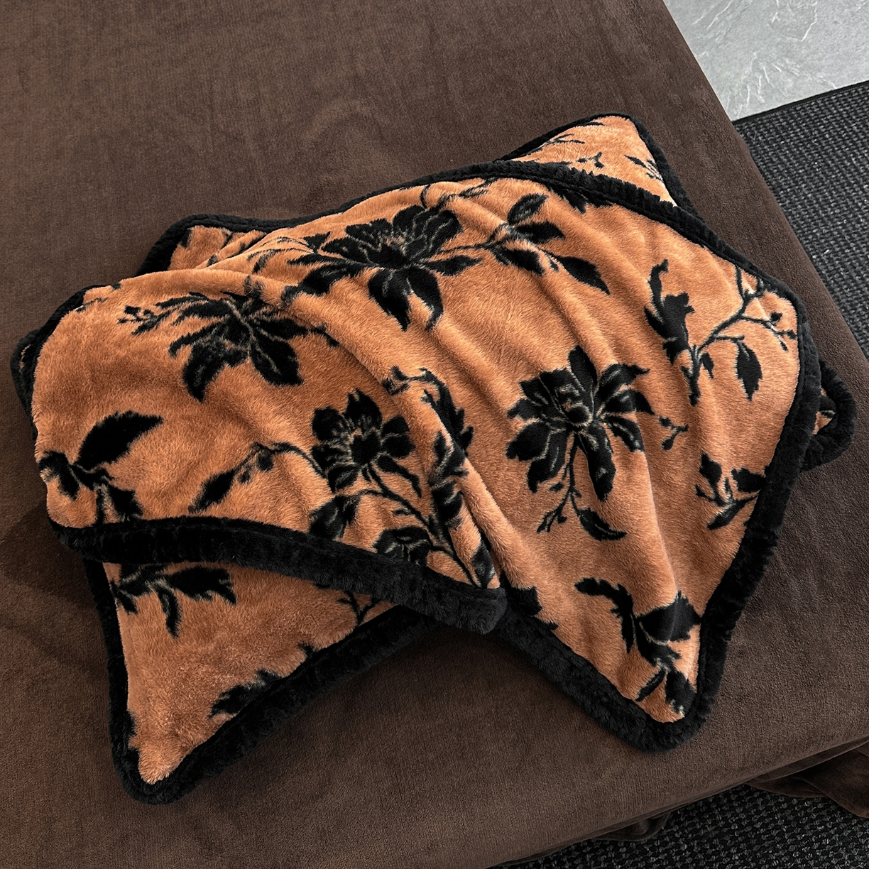 91家纺网 家纺一手货源 找家纺 民新家纺 2025新款兔毛绒包边款四件套 国色天香