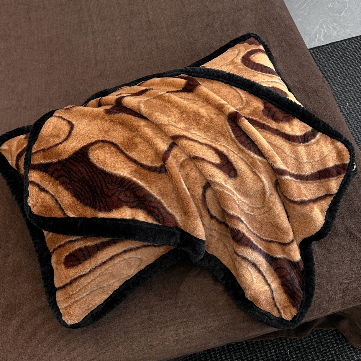 91家纺网 家纺一手货源 找家纺 民新家纺 2025新款兔毛绒包边款四件套 极简生活