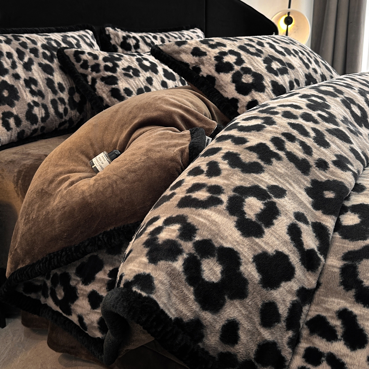 91家纺网 家纺一手货源 找家纺 民新家纺 2025新款兔毛绒包边款四件套 经典豹纹-灰