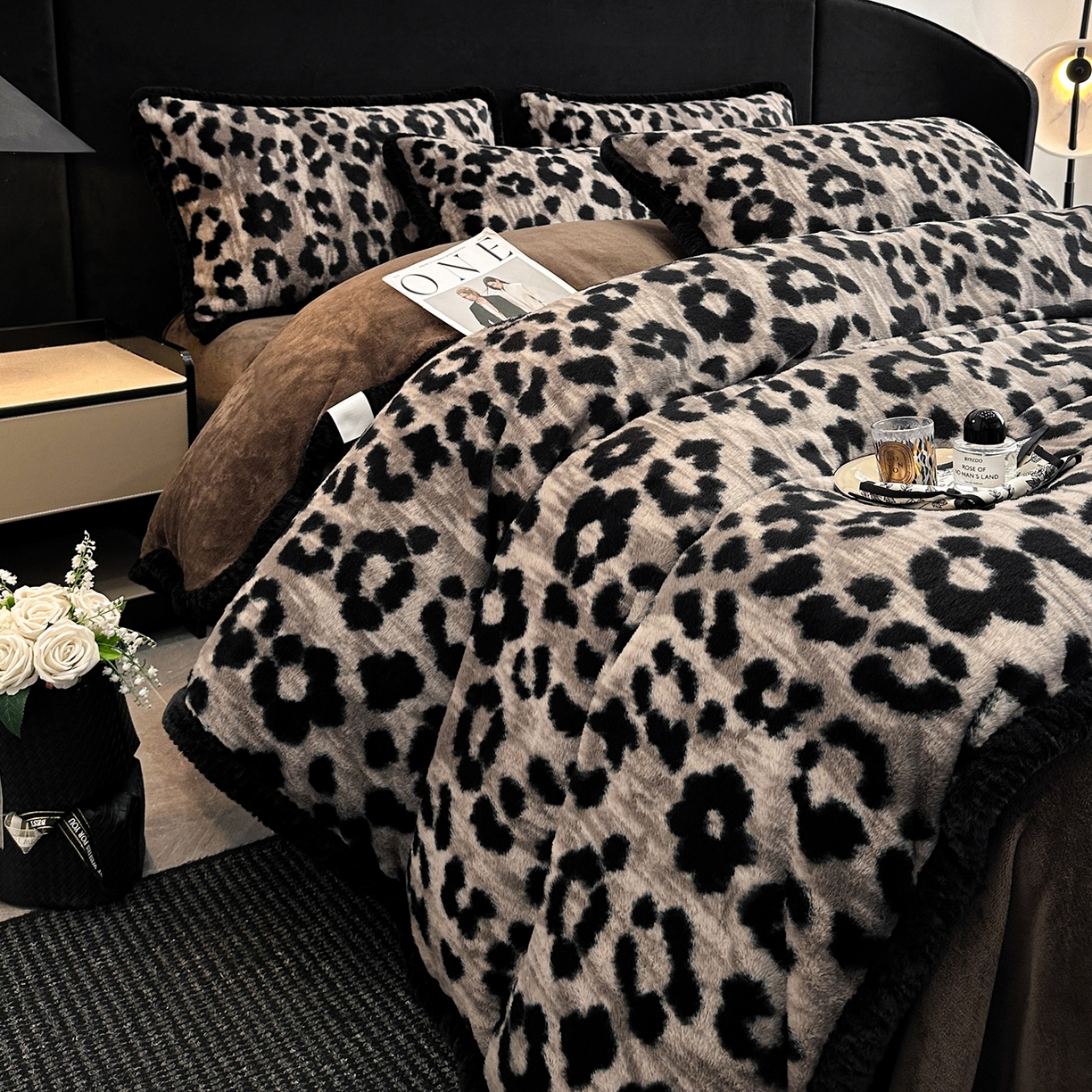 91家纺网 家纺一手货源 找家纺 民新家纺 2025新款兔毛绒包边款四件套 经典豹纹-灰