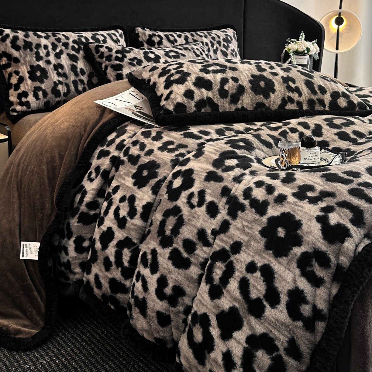 91家纺网 家纺一手货源 找家纺 民新家纺 2025新款兔毛绒包边款四件套 经典豹纹-灰