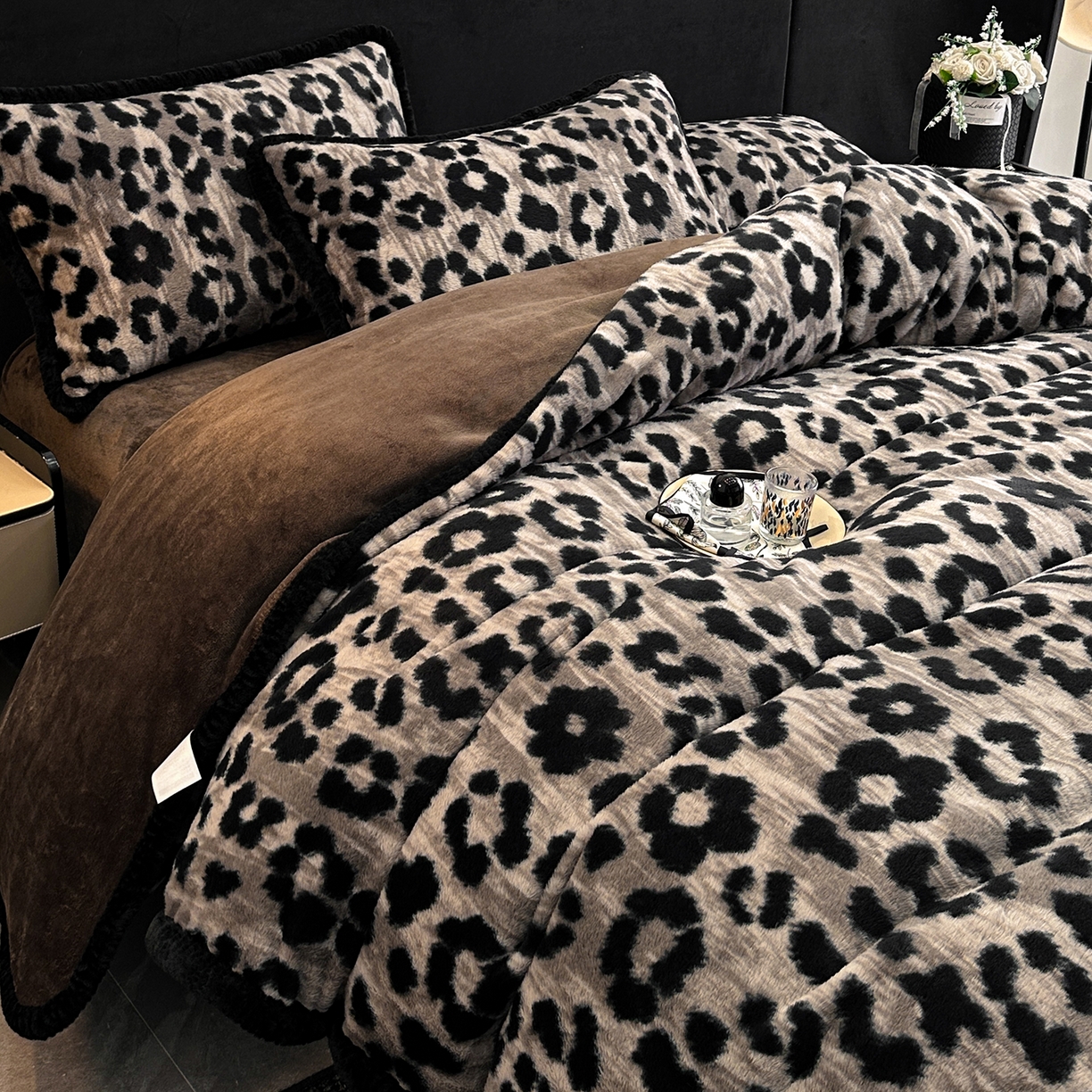 91家纺网 家纺一手货源 找家纺 民新家纺 2025新款兔毛绒包边款四件套 经典豹纹-灰