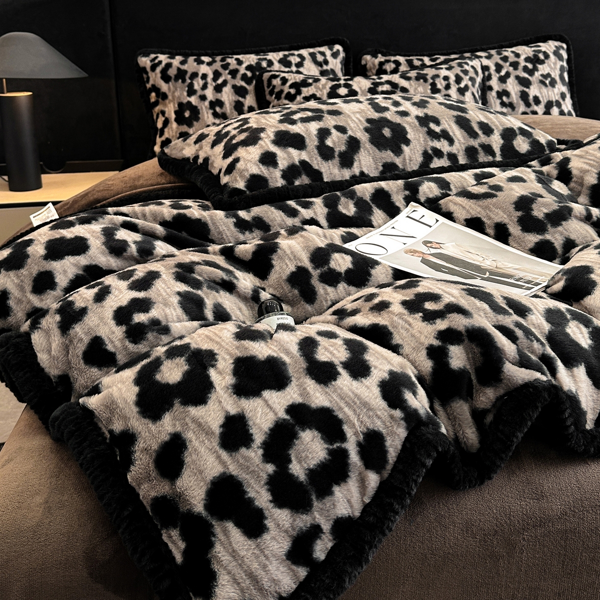 91家纺网 家纺一手货源 找家纺 民新家纺 2025新款兔毛绒包边款四件套 经典豹纹-灰