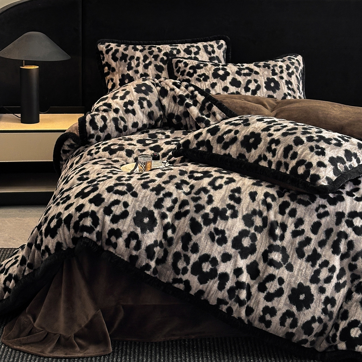 91家纺网 家纺一手货源 找家纺 民新家纺 2025新款兔毛绒包边款四件套 经典豹纹-灰