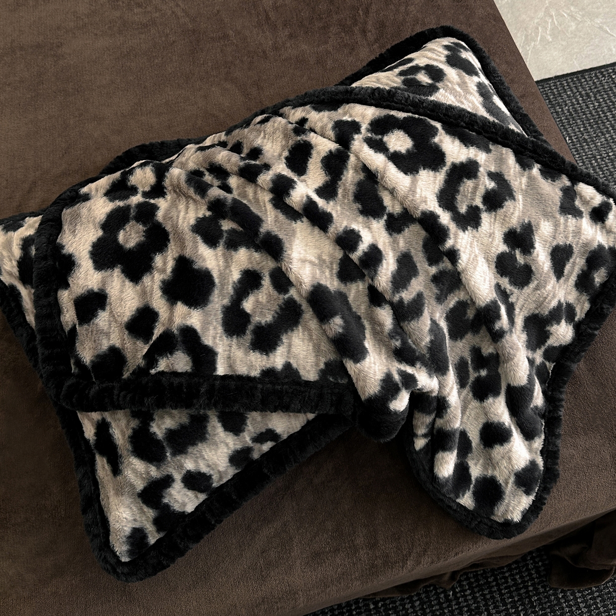 91家纺网 家纺一手货源 找家纺 民新家纺 2025新款兔毛绒包边款四件套 经典豹纹-灰