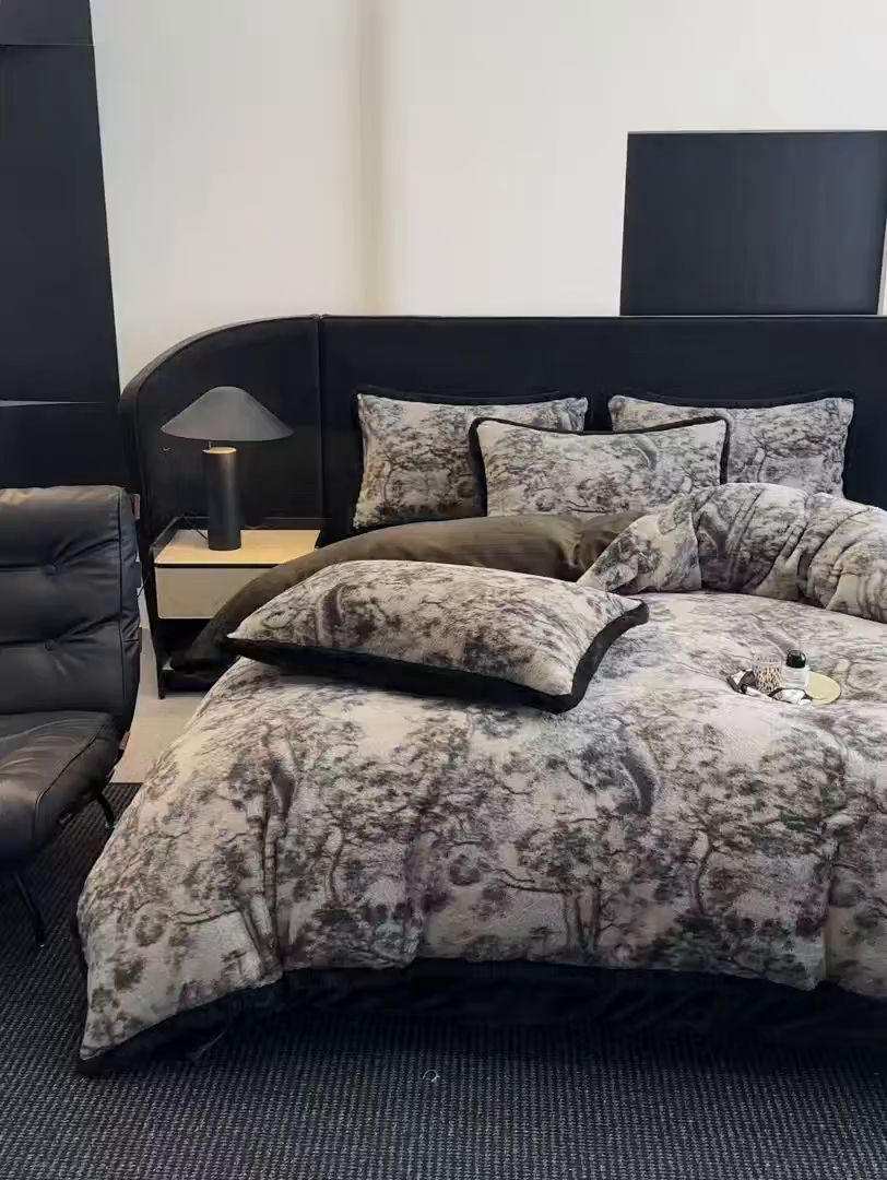 91家纺网 家纺一手货源 找家纺 民新家纺 2025新款兔毛绒包边款四件套 林影