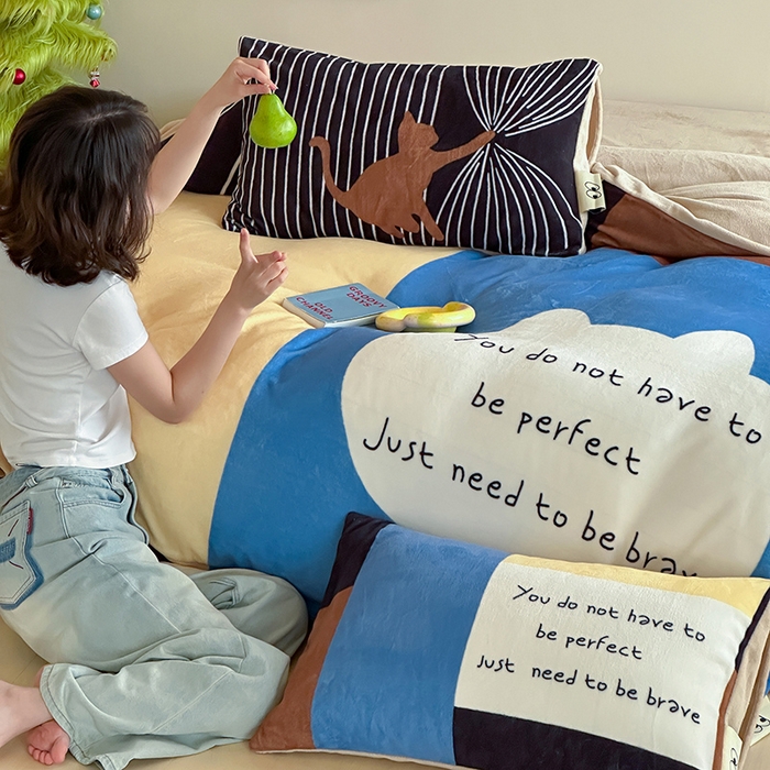 91家纺网 家纺一手货源 找家纺 桃子家居 2025新品A类ins博主大版卡通数码印花加厚牛奶绒系列四件套 绒大版-思想猫