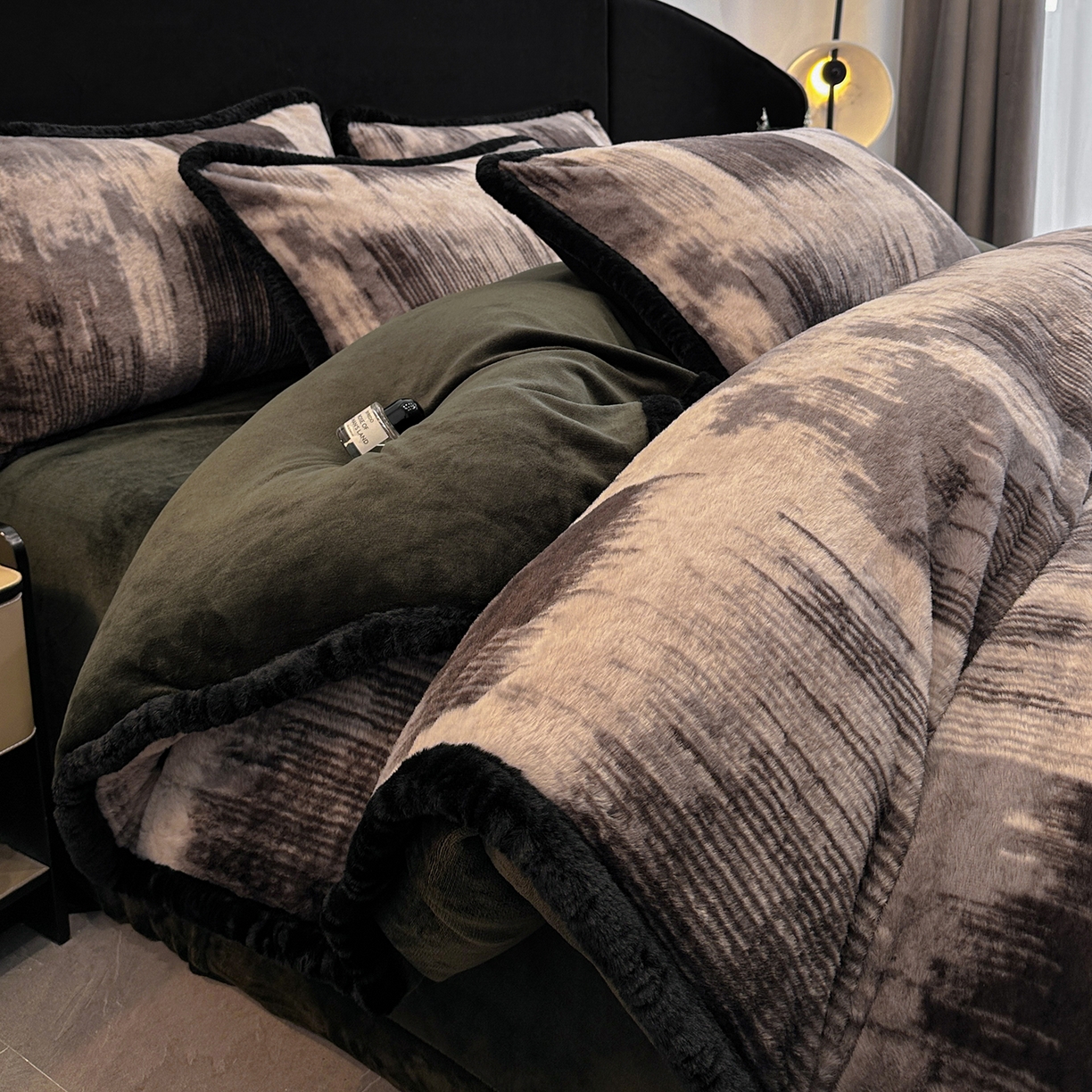 91家纺网 家纺一手货源 找家纺 民新家纺 2025新款兔毛绒包边款四件套 灵感