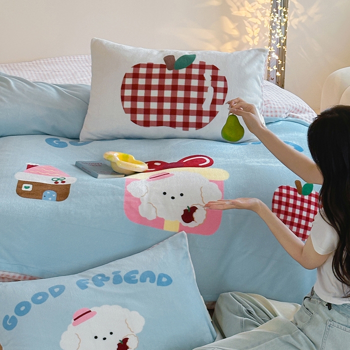 91家纺网 家纺一手货源 找家纺 桃子家居 2025新品A类ins博主大版卡通数码印花加厚牛奶绒系列四件套 绒大版-奶油甜心