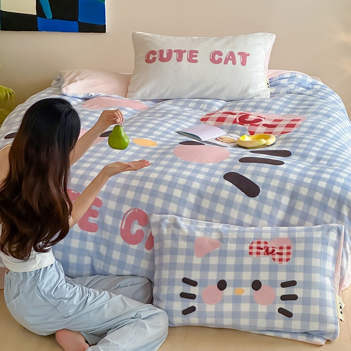 91家纺网 家纺一手货源 找家纺 桃子家居 2025新品A类ins博主大版卡通数码印花加厚牛奶绒系列四件套 绒大版-蓝粉可爱猫