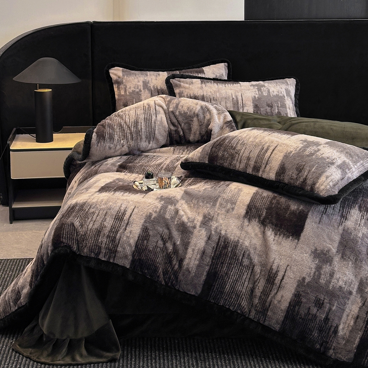 91家纺网 家纺一手货源 找家纺 民新家纺 2025新款兔毛绒包边款四件套 灵感