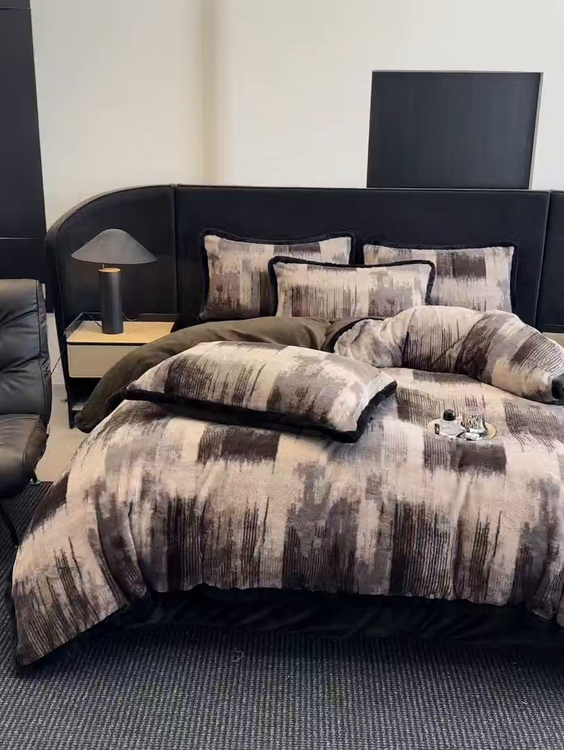 91家纺网 家纺一手货源 找家纺 民新家纺 2025新款兔毛绒包边款四件套 灵感