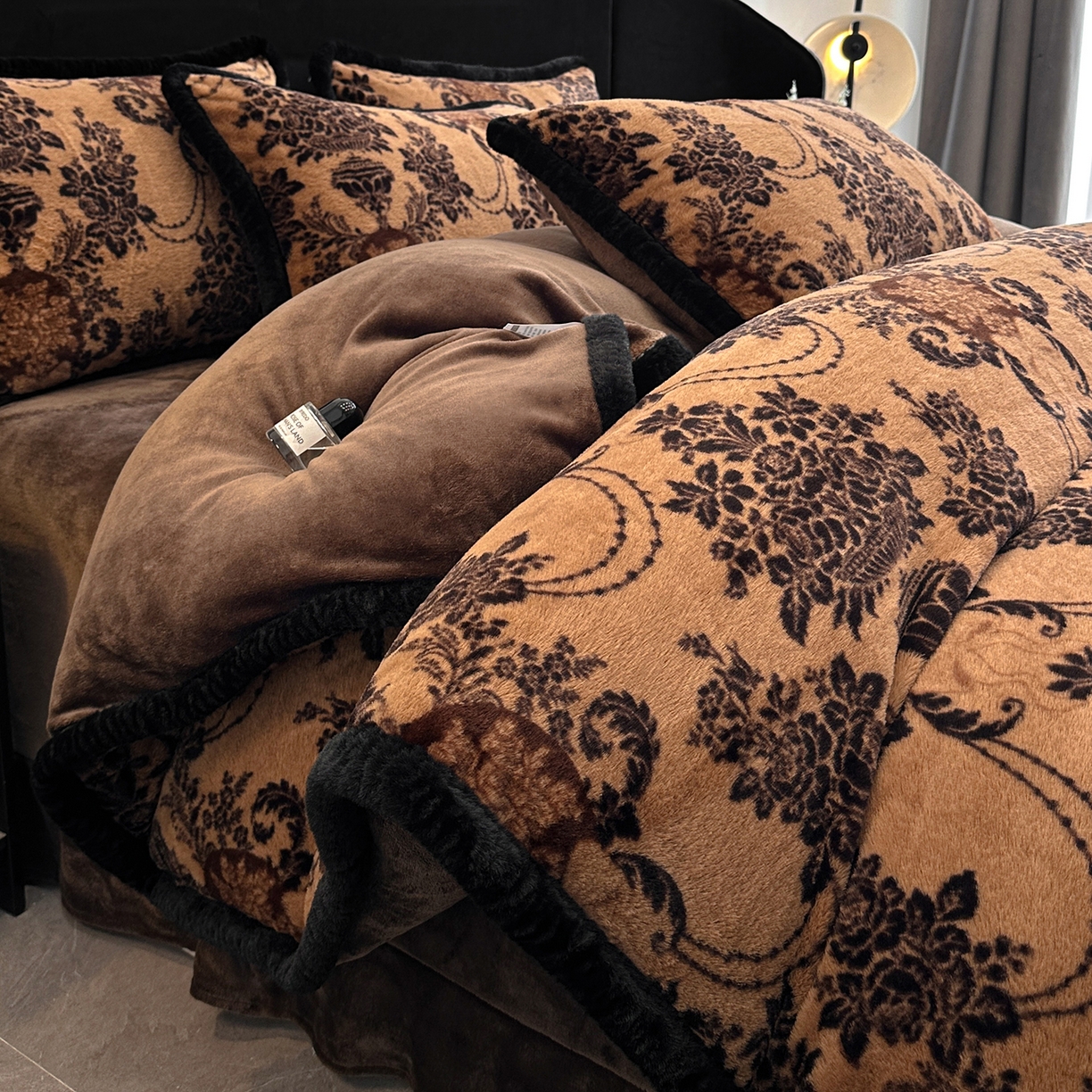 91家纺网 家纺一手货源 找家纺 民新家纺 2025新款兔毛绒包边款四件套 欧式花