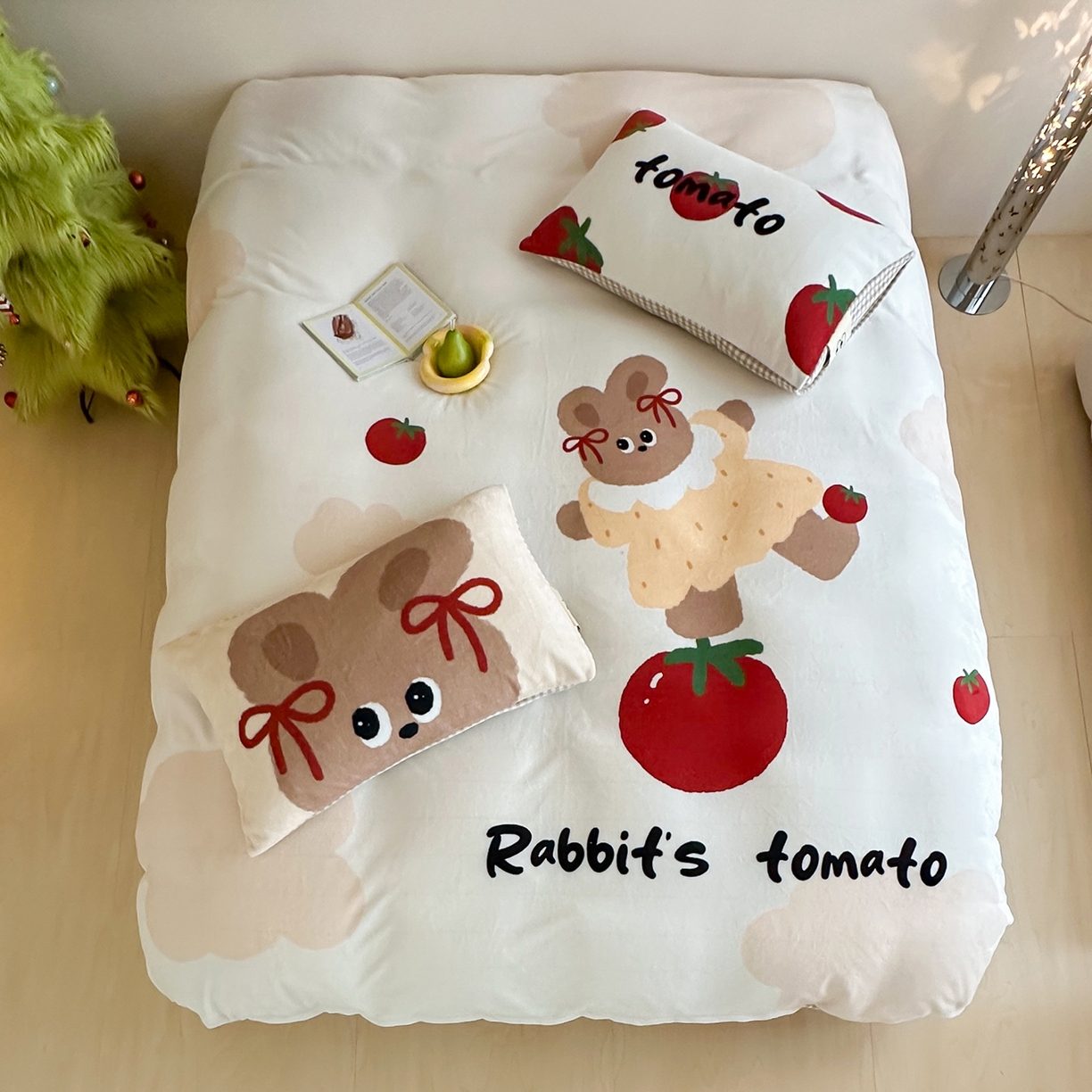 91家纺网 家纺一手货源 找家纺 桃子家居 2025新品A类ins博主大版卡通数码印花加厚牛奶绒系列四件套 绒大版-奶油番茄兔