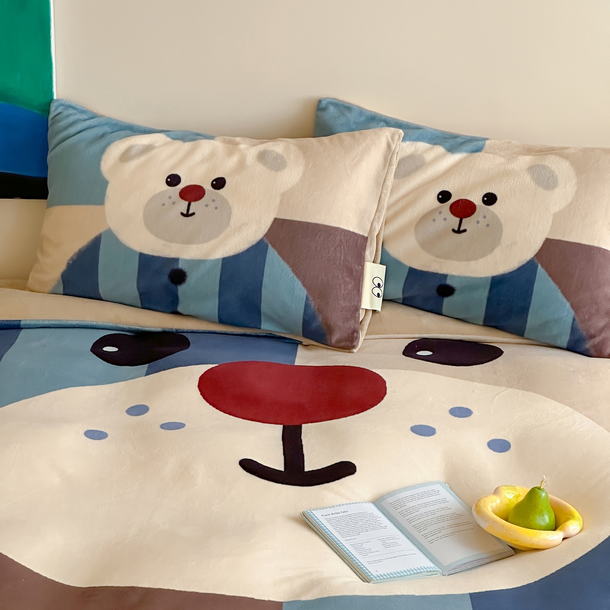 91家纺网 家纺一手货源 找家纺 桃子家居 2025新品A类ins博主大版卡通数码印花加厚牛奶绒系列四件套 绒大版-格格熊