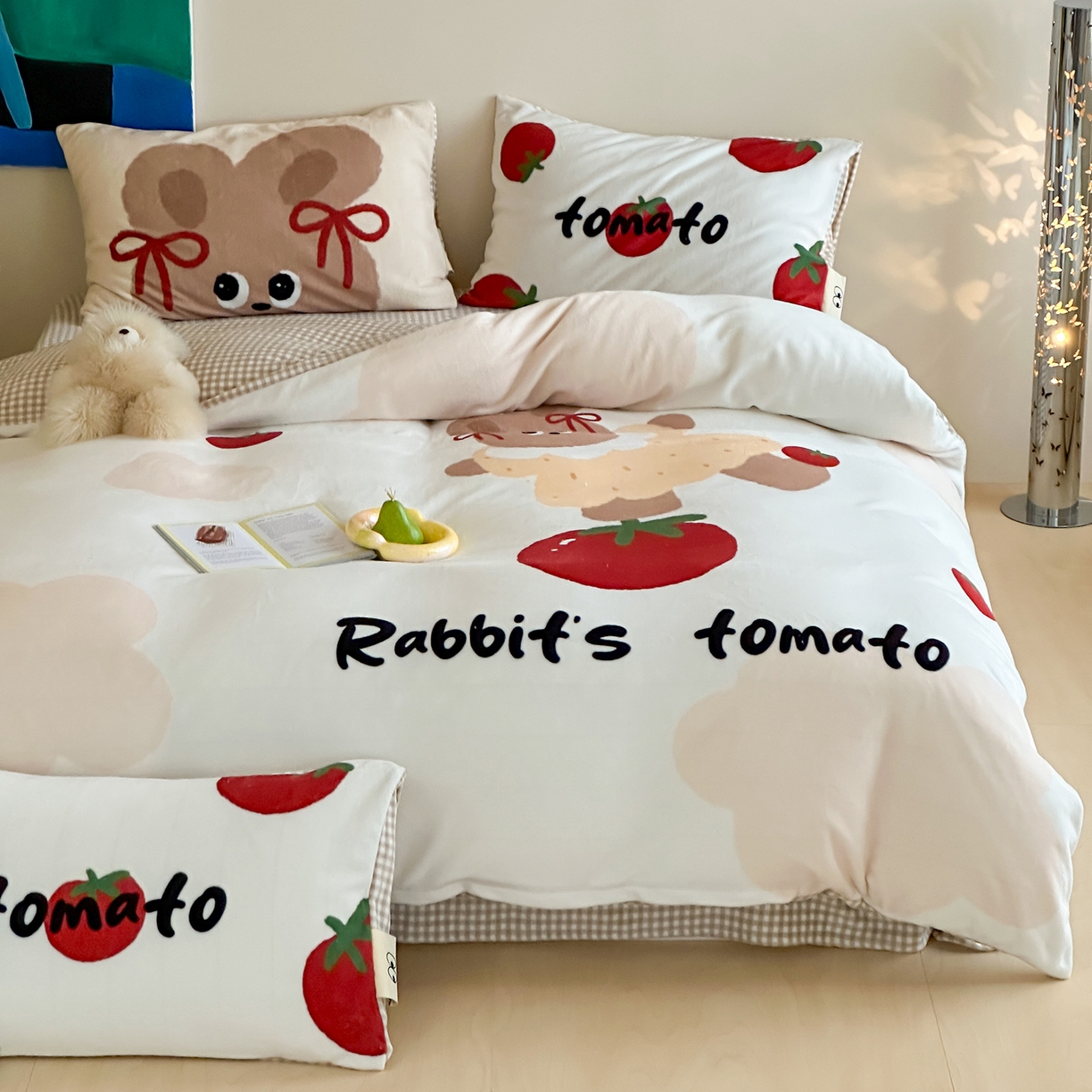 91家纺网 家纺一手货源 找家纺 桃子家居 2025新品A类ins博主大版卡通数码印花加厚牛奶绒系列四件套 绒大版-奶油番茄兔