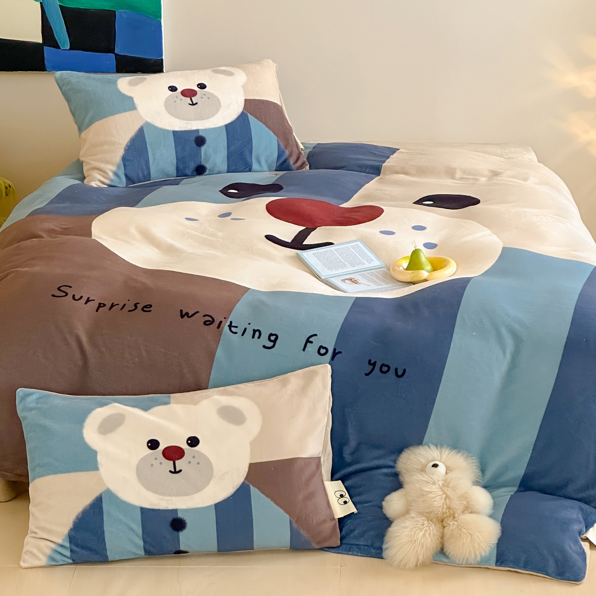91家纺网 家纺一手货源 找家纺 桃子家居 2025新品A类ins博主大版卡通数码印花加厚牛奶绒系列四件套 绒大版-格格熊