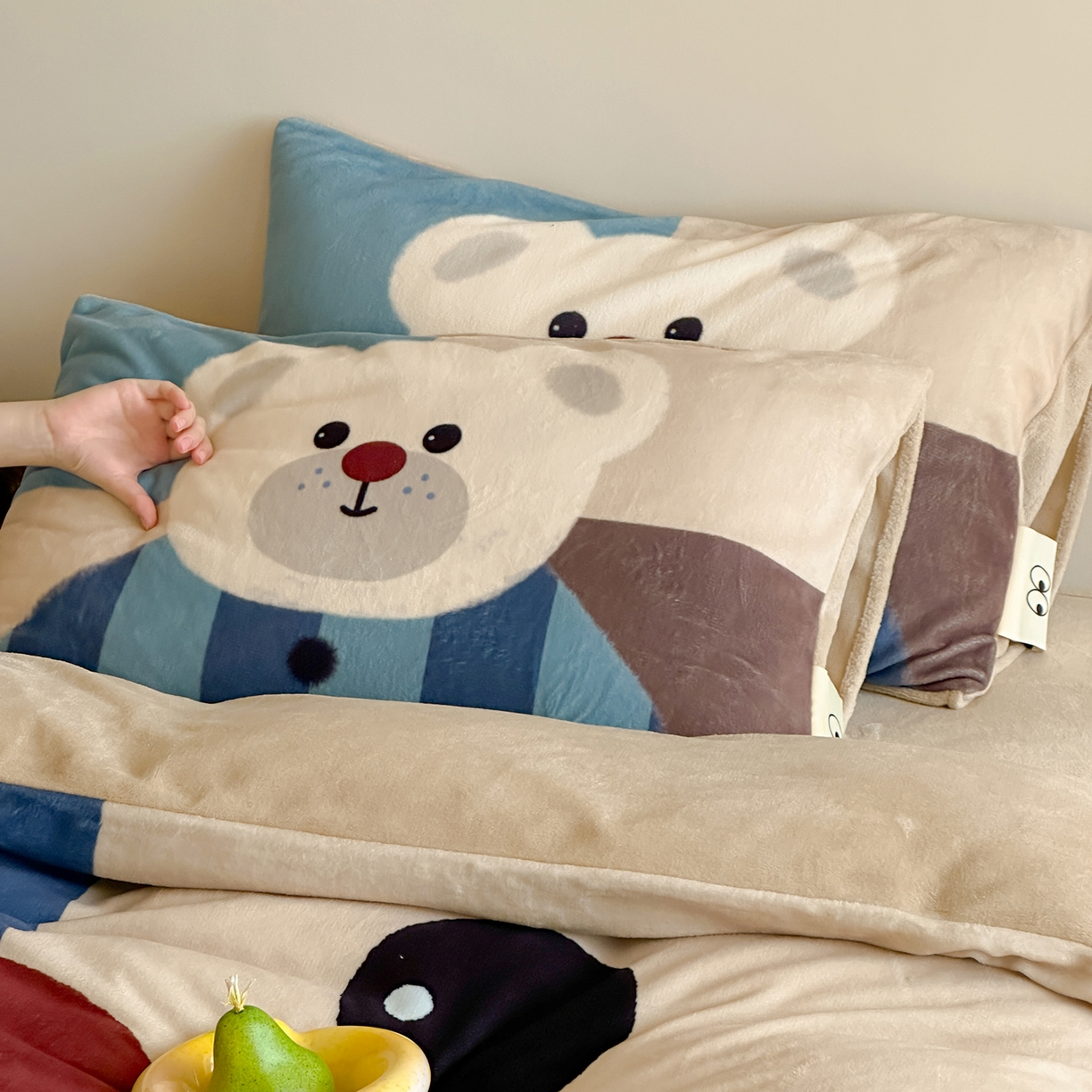 91家纺网 家纺一手货源 找家纺 桃子家居 2025新品A类ins博主大版卡通数码印花加厚牛奶绒系列四件套 绒大版-格格熊