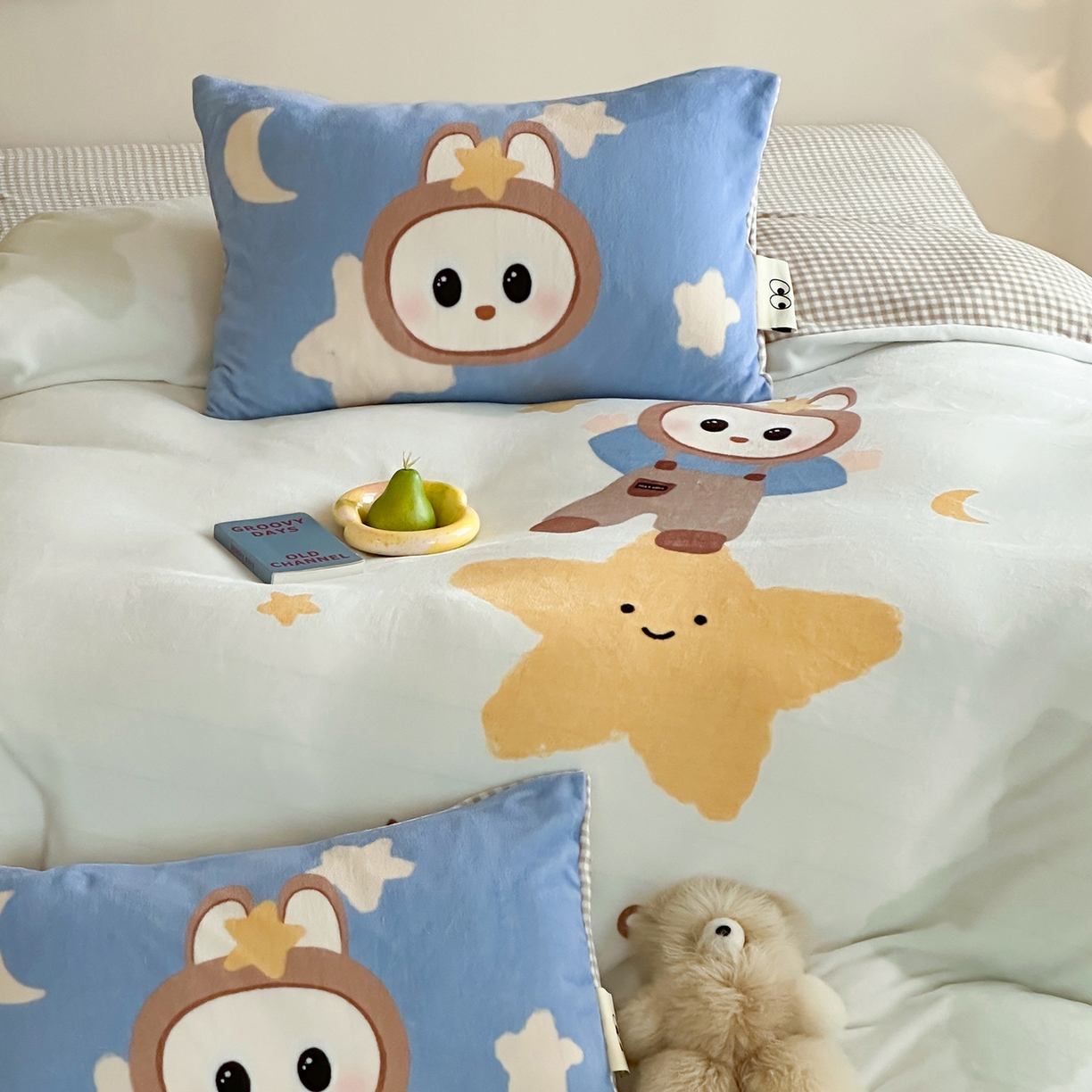 91家纺网 家纺一手货源 找家纺 桃子家居 2025新品A类ins博主大版卡通数码印花加厚牛奶绒系列四件套 绒大版-幸运星