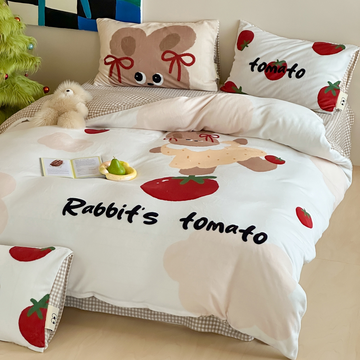 91家纺网 家纺一手货源 找家纺 桃子家居 2025新品A类ins博主大版卡通数码印花加厚牛奶绒系列四件套 绒大版-奶油番茄兔