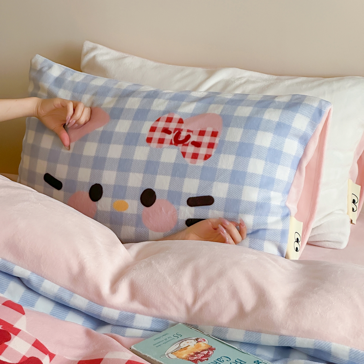 91家纺网 家纺一手货源 找家纺 桃子家居 2025新品A类ins博主大版卡通数码印花加厚牛奶绒系列四件套 绒大版-蓝粉可爱猫