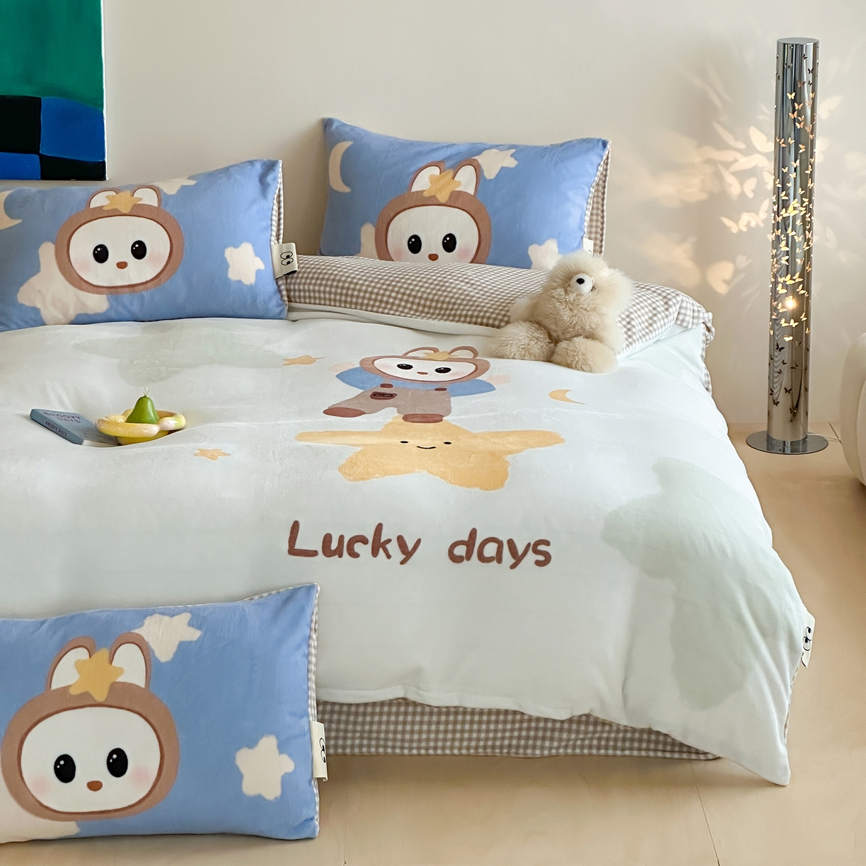 91家纺网 家纺一手货源 找家纺 桃子家居 2025新品A类ins博主大版卡通数码印花加厚牛奶绒系列四件套 绒大版-幸运星