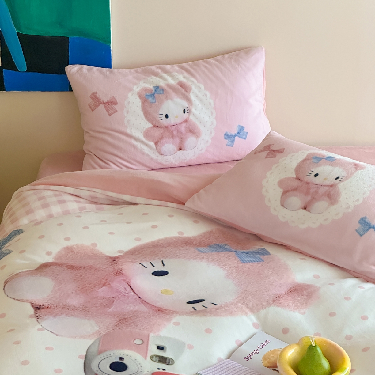 91家纺网 家纺一手货源 找家纺 桃子家居 2025新品A类ins博主大版卡通数码印花加厚牛奶绒系列四件套 绒大版-粉格蕾丝喵