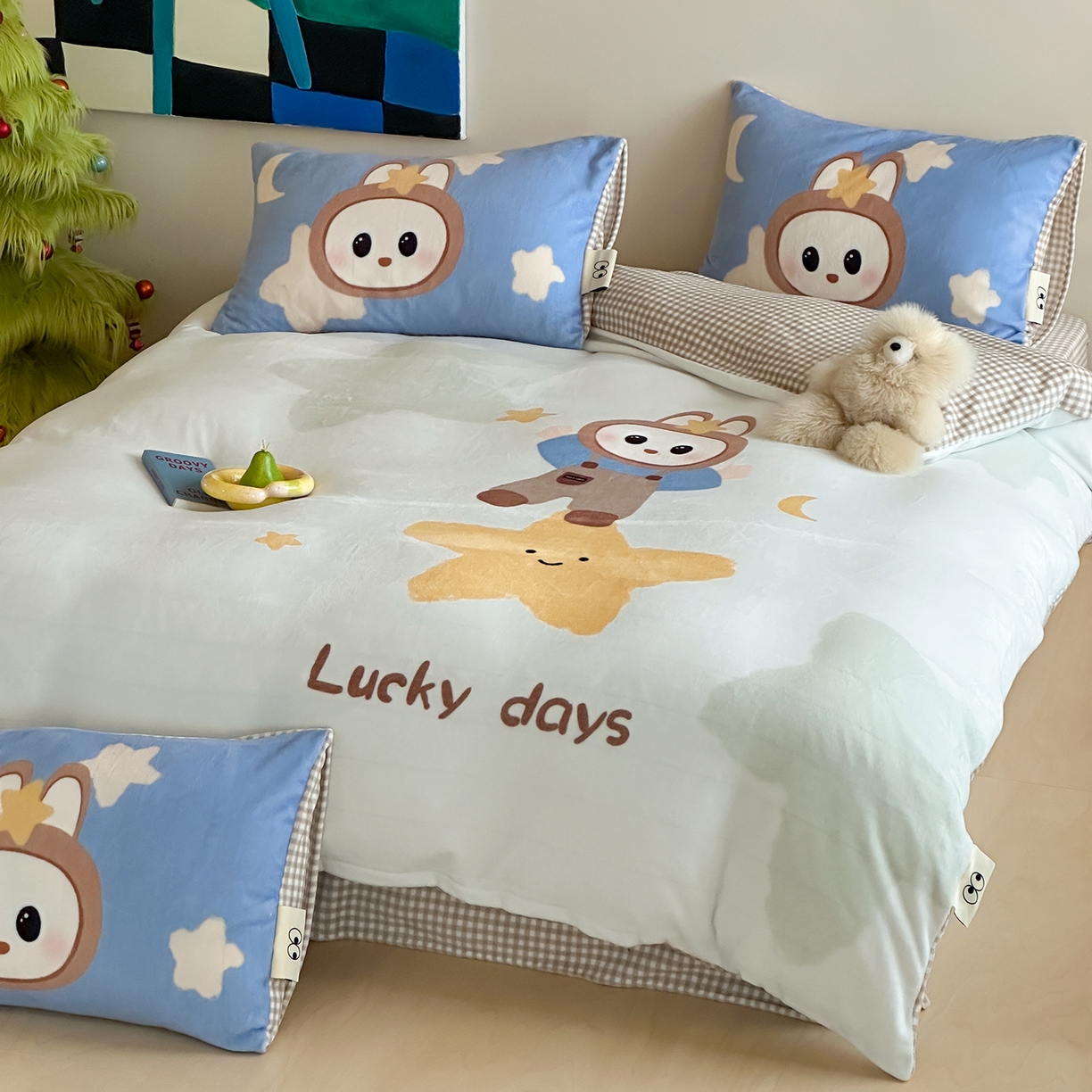 91家纺网 家纺一手货源 找家纺 桃子家居 2025新品A类ins博主大版卡通数码印花加厚牛奶绒系列四件套 绒大版-幸运星