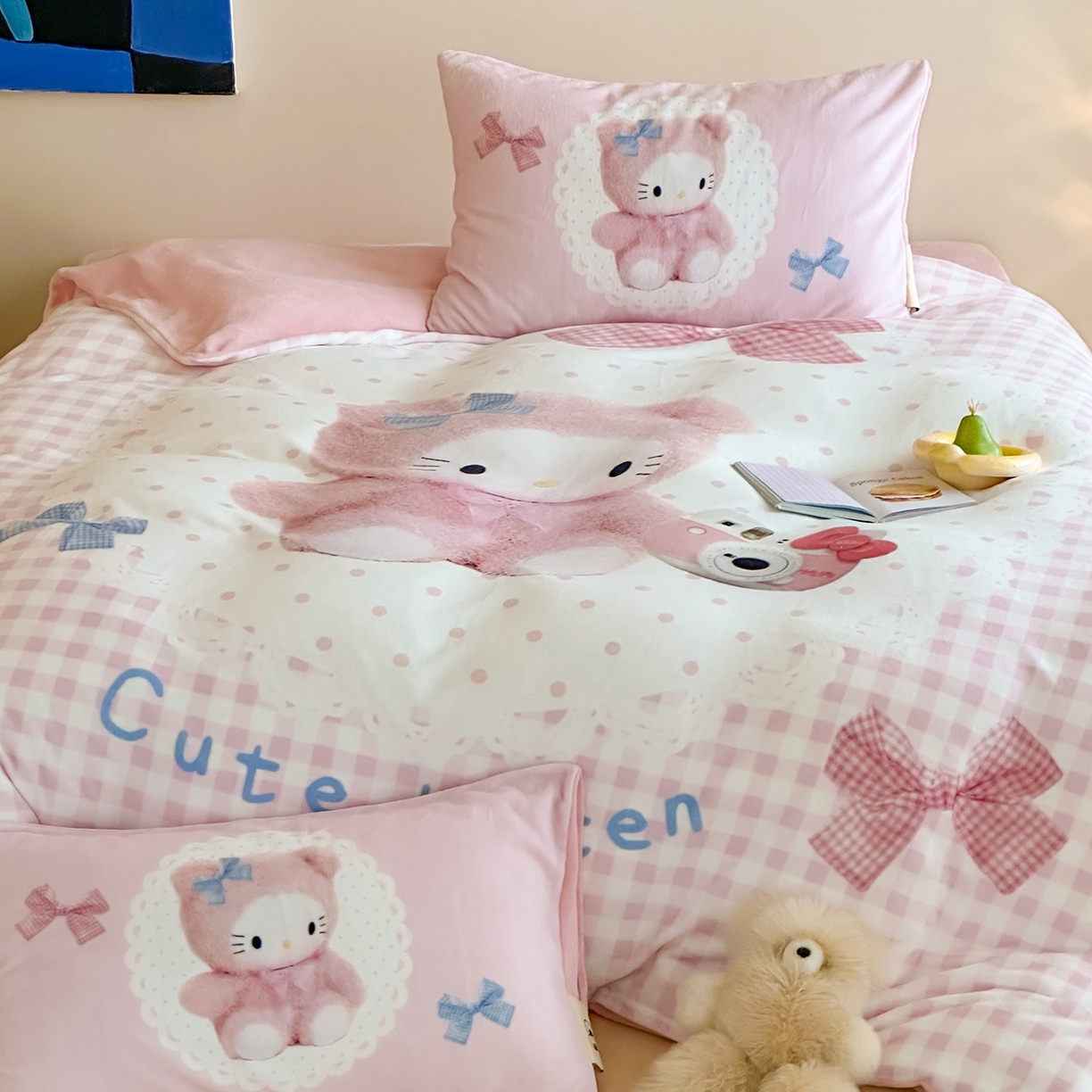 91家纺网 家纺一手货源 找家纺 桃子家居 2025新品A类ins博主大版卡通数码印花加厚牛奶绒系列四件套 绒大版-粉格蕾丝喵
