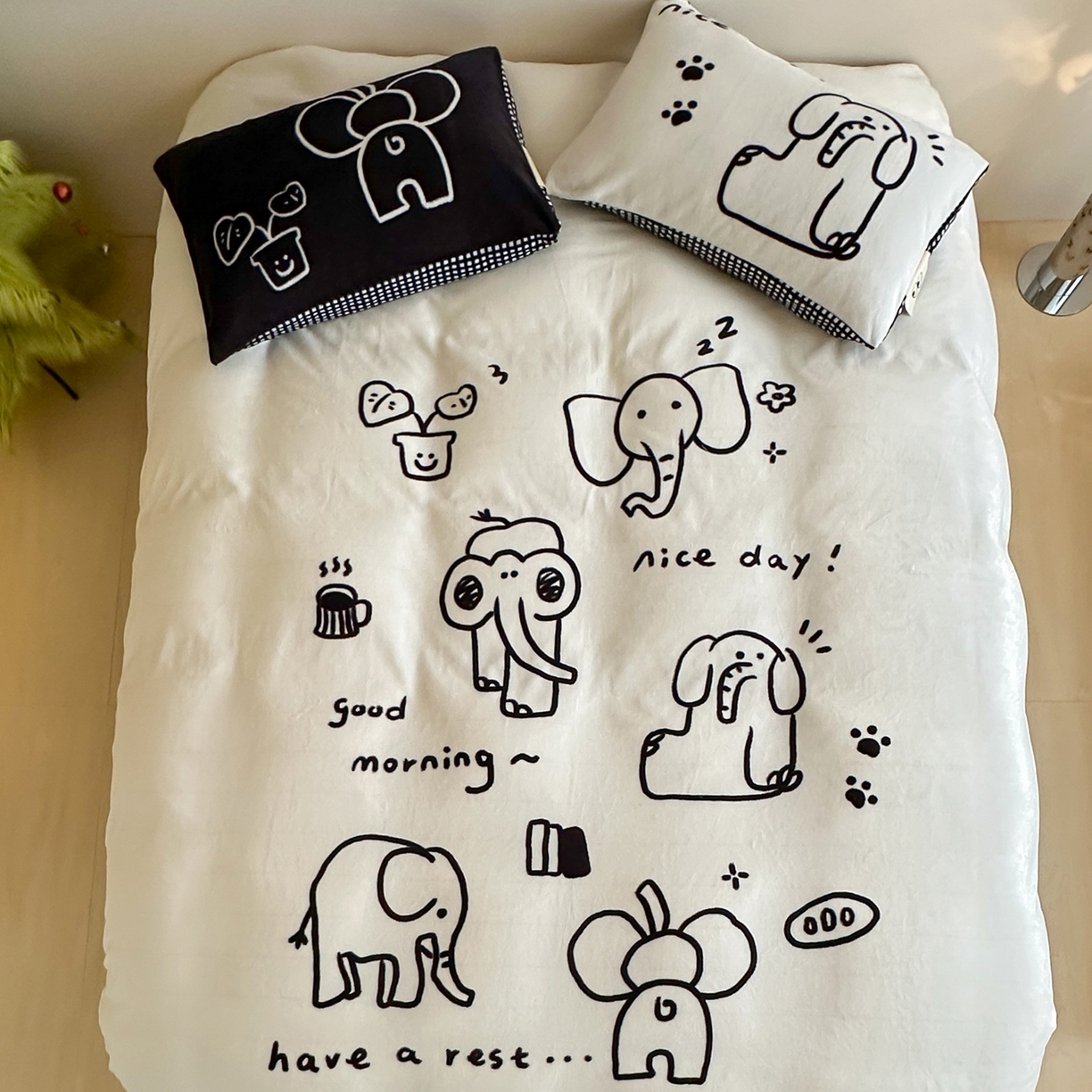 91家纺网 家纺一手货源 找家纺 桃子家居 2025新品A类ins博主大版卡通数码印花加厚牛奶绒系列四件套 绒大版-涂鸦象