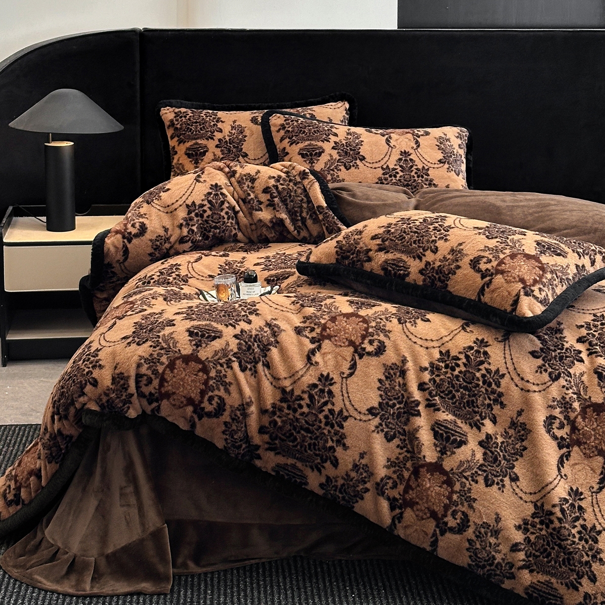 91家纺网 家纺一手货源 找家纺 民新家纺 2025新款兔毛绒包边款四件套 欧式花