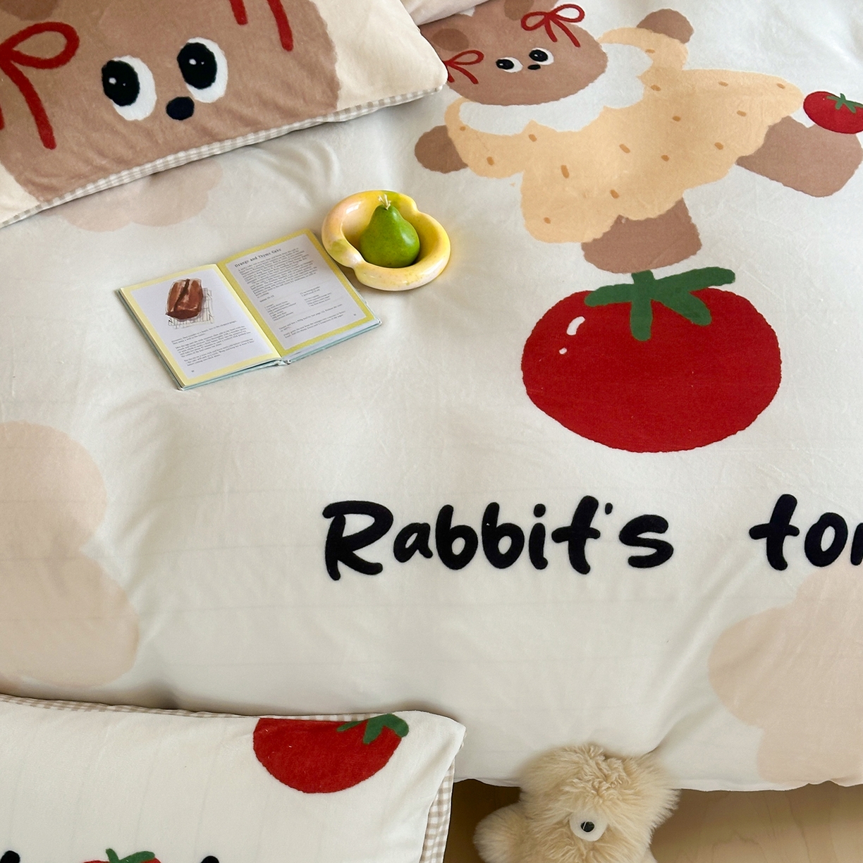 91家纺网 家纺一手货源 找家纺 桃子家居 2025新品A类ins博主大版卡通数码印花加厚牛奶绒系列四件套 绒大版-奶油番茄兔