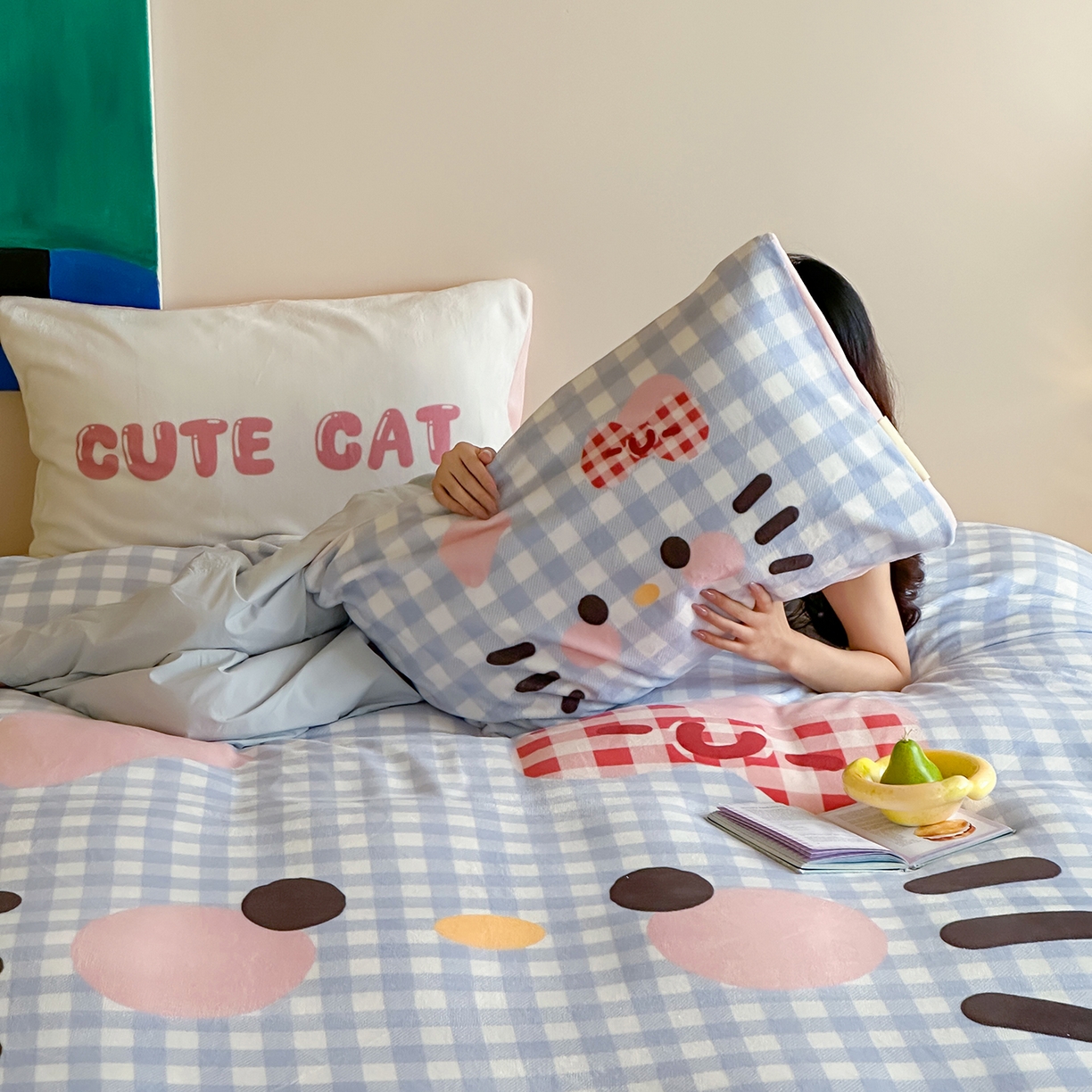 91家纺网 家纺一手货源 找家纺 桃子家居 2025新品A类ins博主大版卡通数码印花加厚牛奶绒系列四件套 绒大版-蓝粉可爱猫