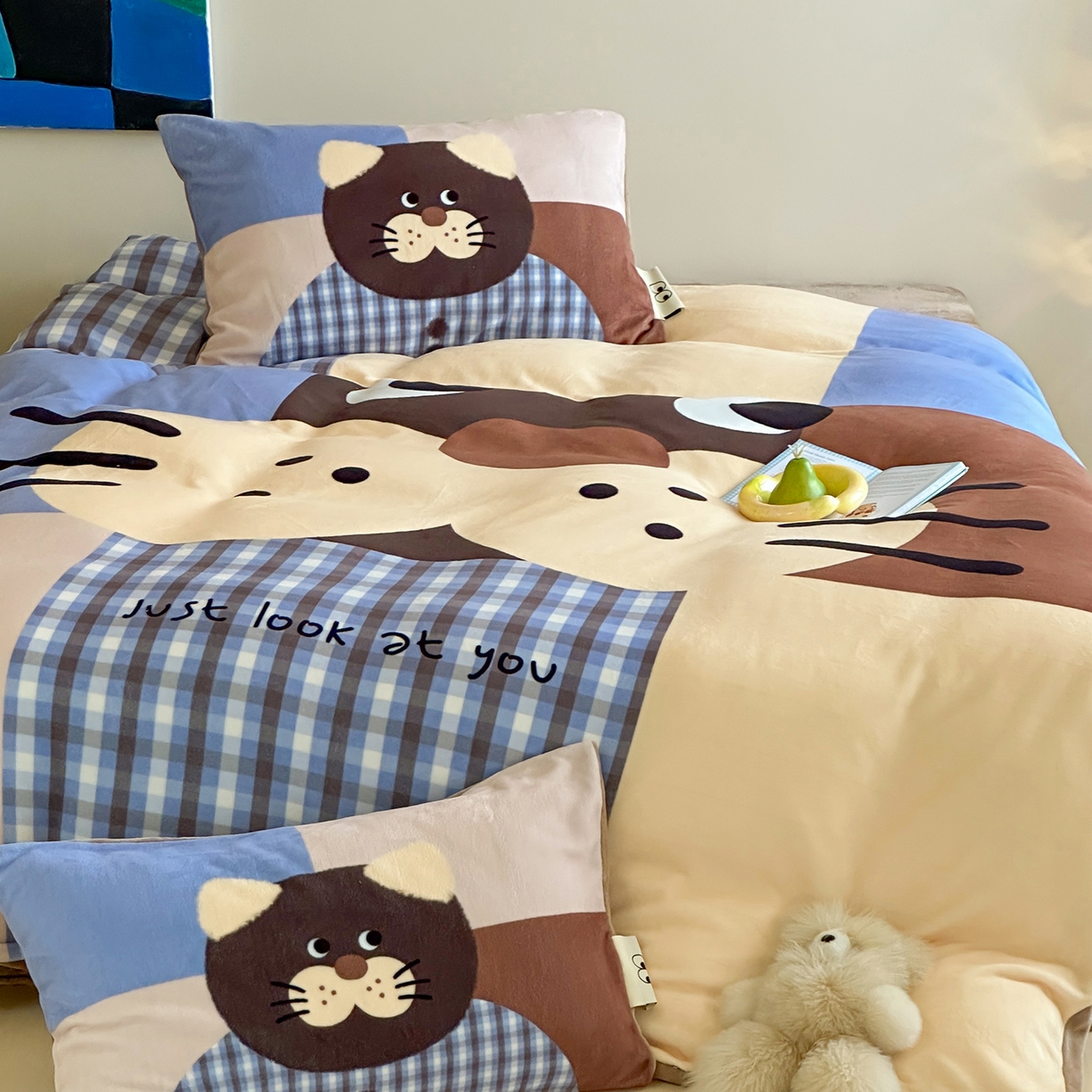 91家纺网 家纺一手货源 找家纺 桃子家居 2025新品A类ins博主大版卡通数码印花加厚牛奶绒系列四件套 绒大版-格子猫