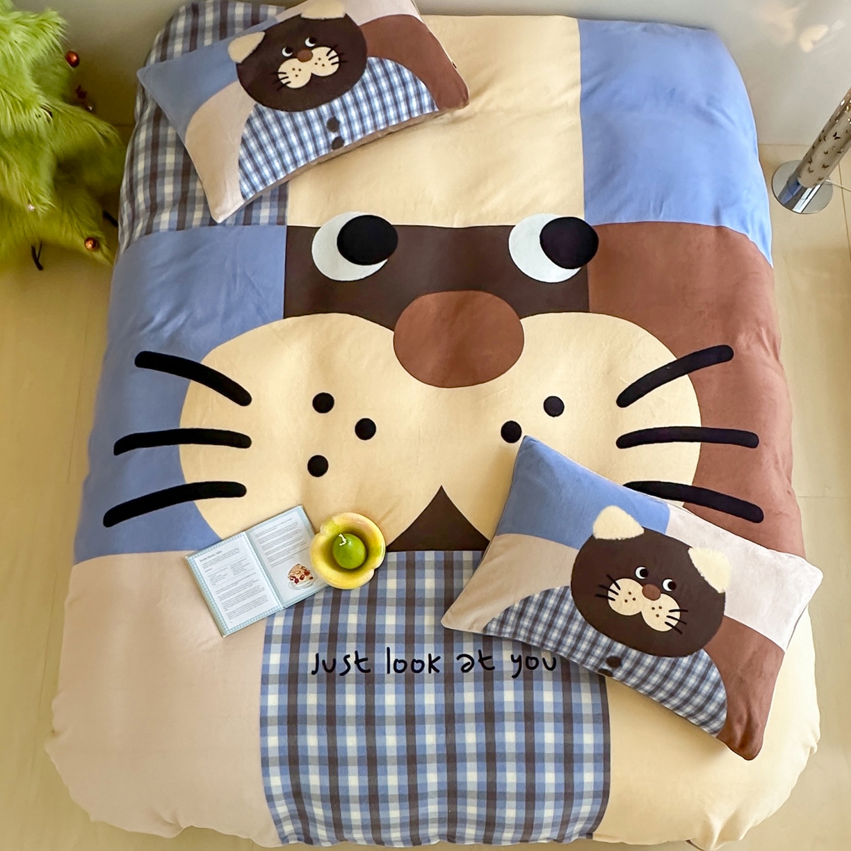 91家纺网 家纺一手货源 找家纺 桃子家居 2025新品A类ins博主大版卡通数码印花加厚牛奶绒系列四件套 绒大版-格子猫