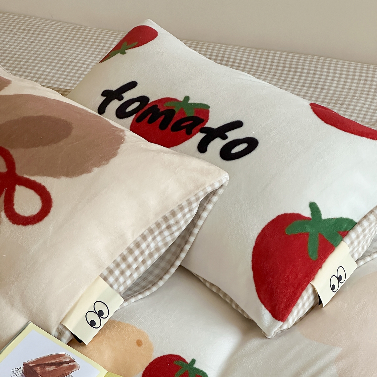 91家纺网 家纺一手货源 找家纺 桃子家居 2025新品A类ins博主大版卡通数码印花加厚牛奶绒系列四件套 绒大版-奶油番茄兔