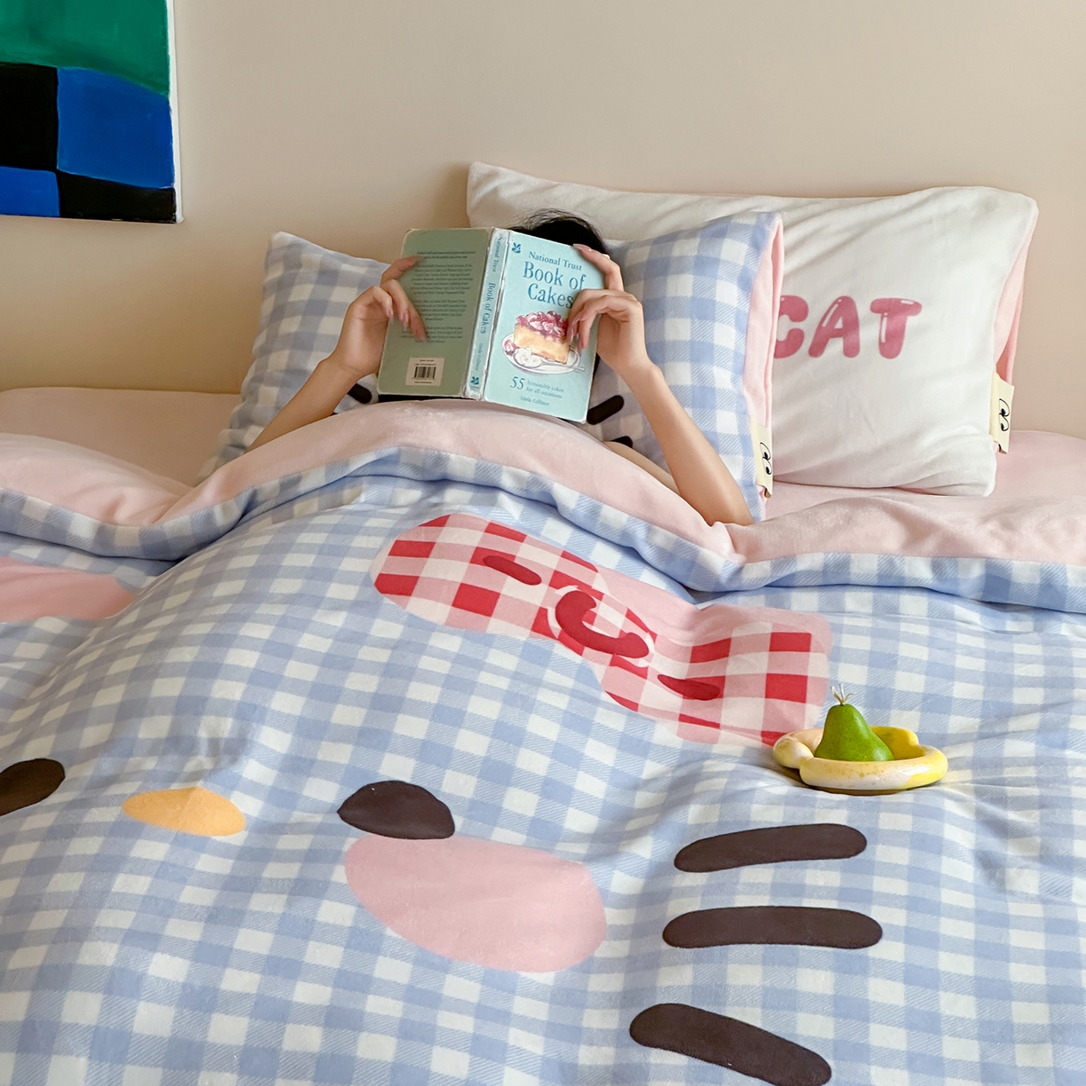 91家纺网 家纺一手货源 找家纺 桃子家居 2025新品A类ins博主大版卡通数码印花加厚牛奶绒系列四件套 绒大版-蓝粉可爱猫