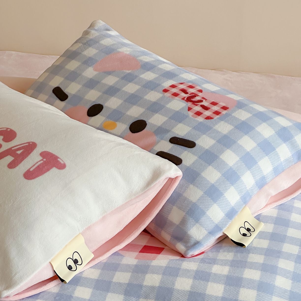 91家纺网 家纺一手货源 找家纺 桃子家居 2025新品A类ins博主大版卡通数码印花加厚牛奶绒系列四件套 绒大版-蓝粉可爱猫