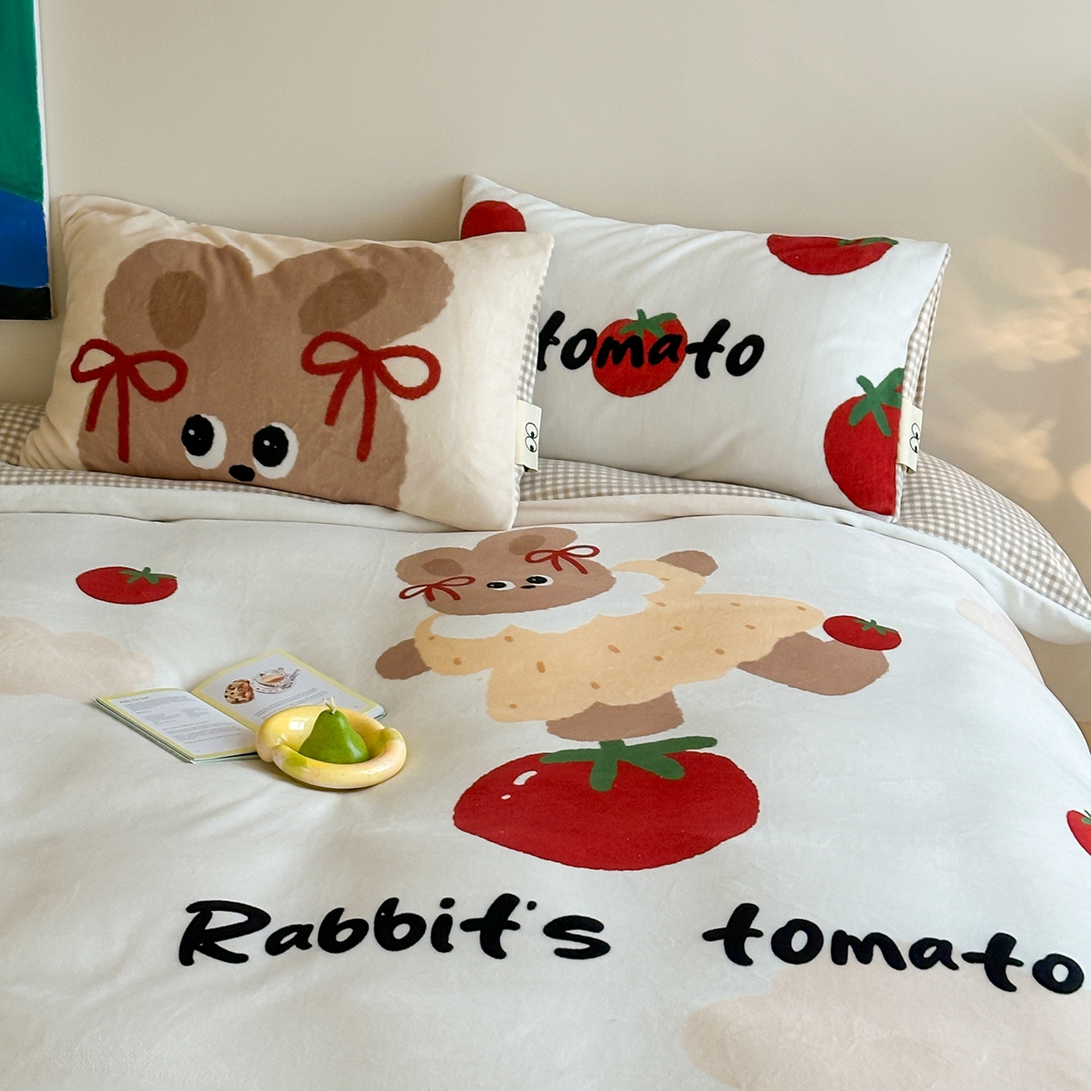 91家纺网 家纺一手货源 找家纺 桃子家居 2025新品A类ins博主大版卡通数码印花加厚牛奶绒系列四件套 绒大版-奶油番茄兔