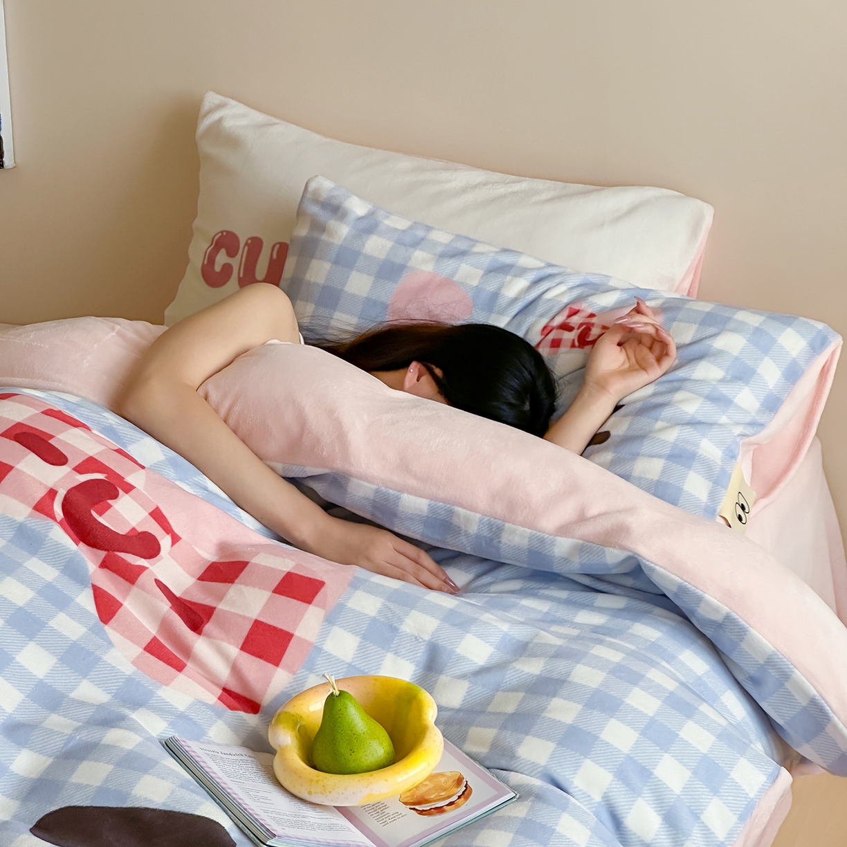 91家纺网 家纺一手货源 找家纺 桃子家居 2025新品A类ins博主大版卡通数码印花加厚牛奶绒系列四件套 绒大版-蓝粉可爱猫