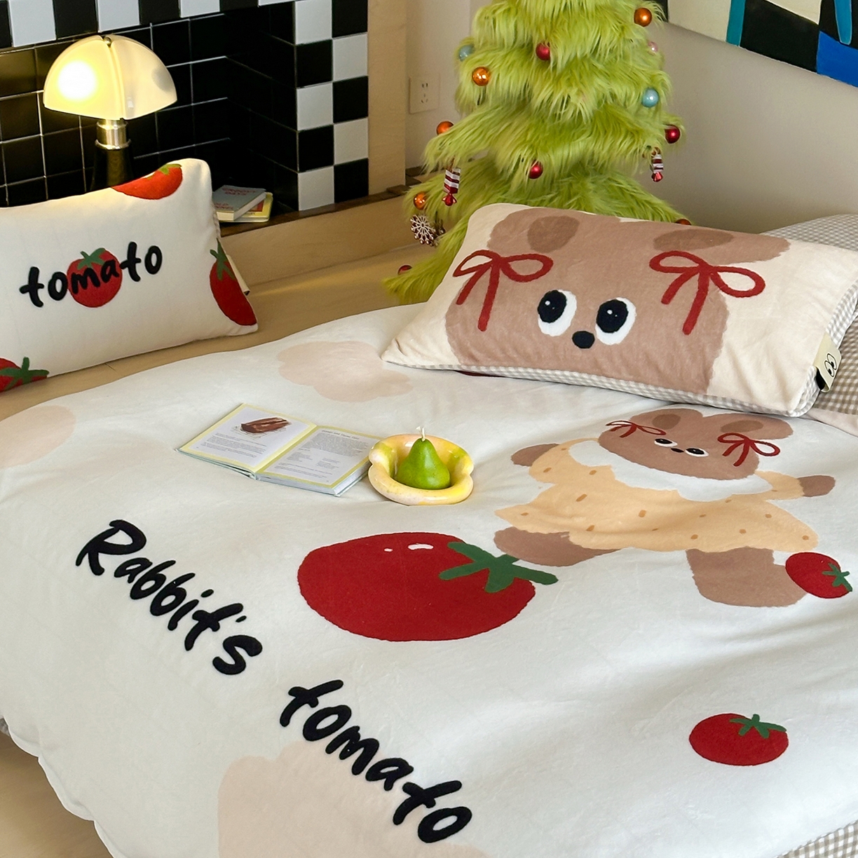 91家纺网 家纺一手货源 找家纺 桃子家居 2025新品A类ins博主大版卡通数码印花加厚牛奶绒系列四件套 绒大版-奶油番茄兔
