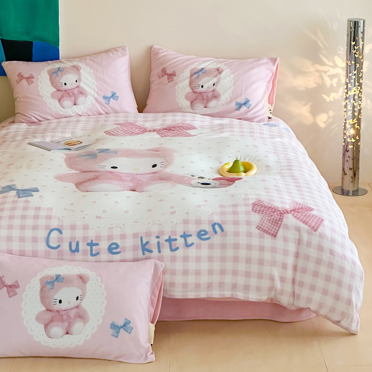 91家纺网 家纺一手货源 找家纺 桃子家居 2025新品A类ins博主大版卡通数码印花加厚牛奶绒系列四件套 绒大版-粉格蕾丝喵