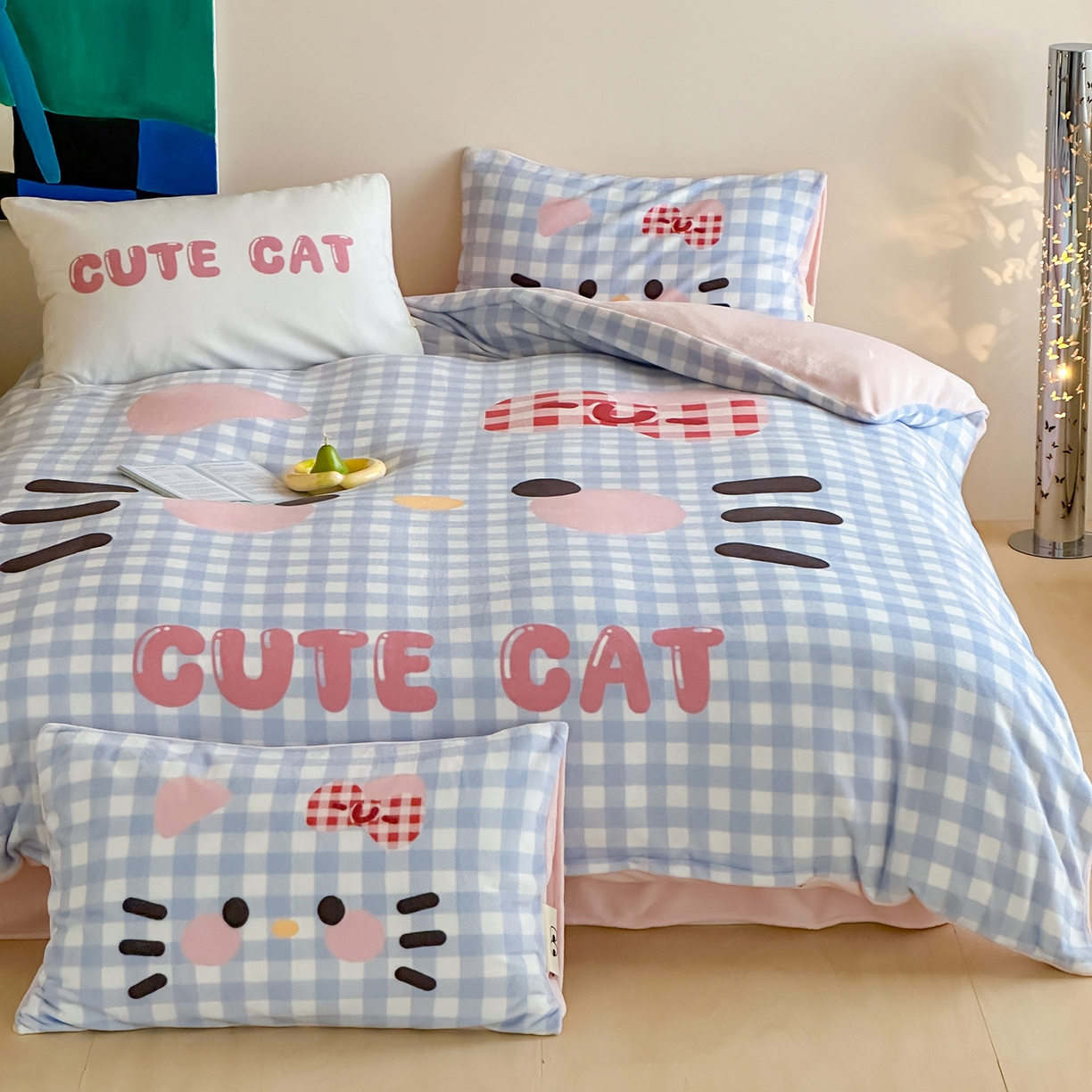 91家纺网 家纺一手货源 找家纺 桃子家居 2025新品A类ins博主大版卡通数码印花加厚牛奶绒系列四件套 绒大版-蓝粉可爱猫