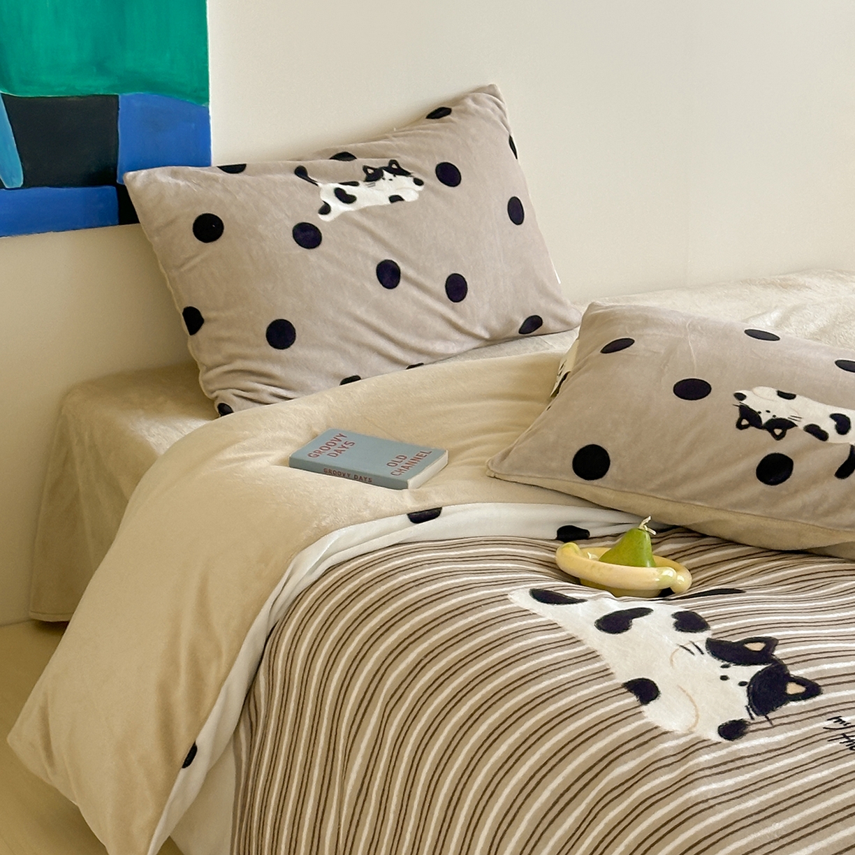 91家纺网 家纺一手货源 找家纺 桃子家居 2025新品A类ins博主大版卡通数码印花加厚牛奶绒系列四件套 绒大版-奶茶猫